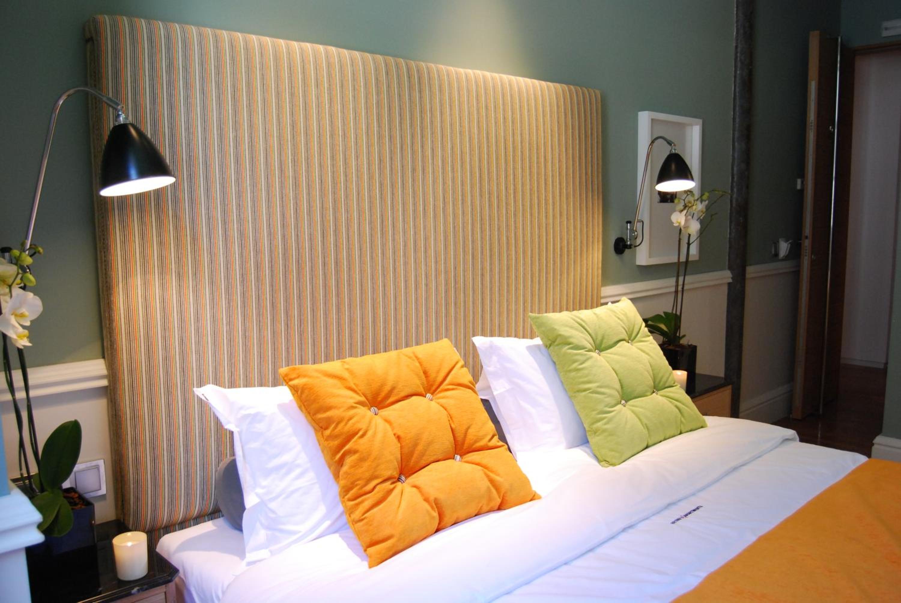 Small Room with street view - Photo 14