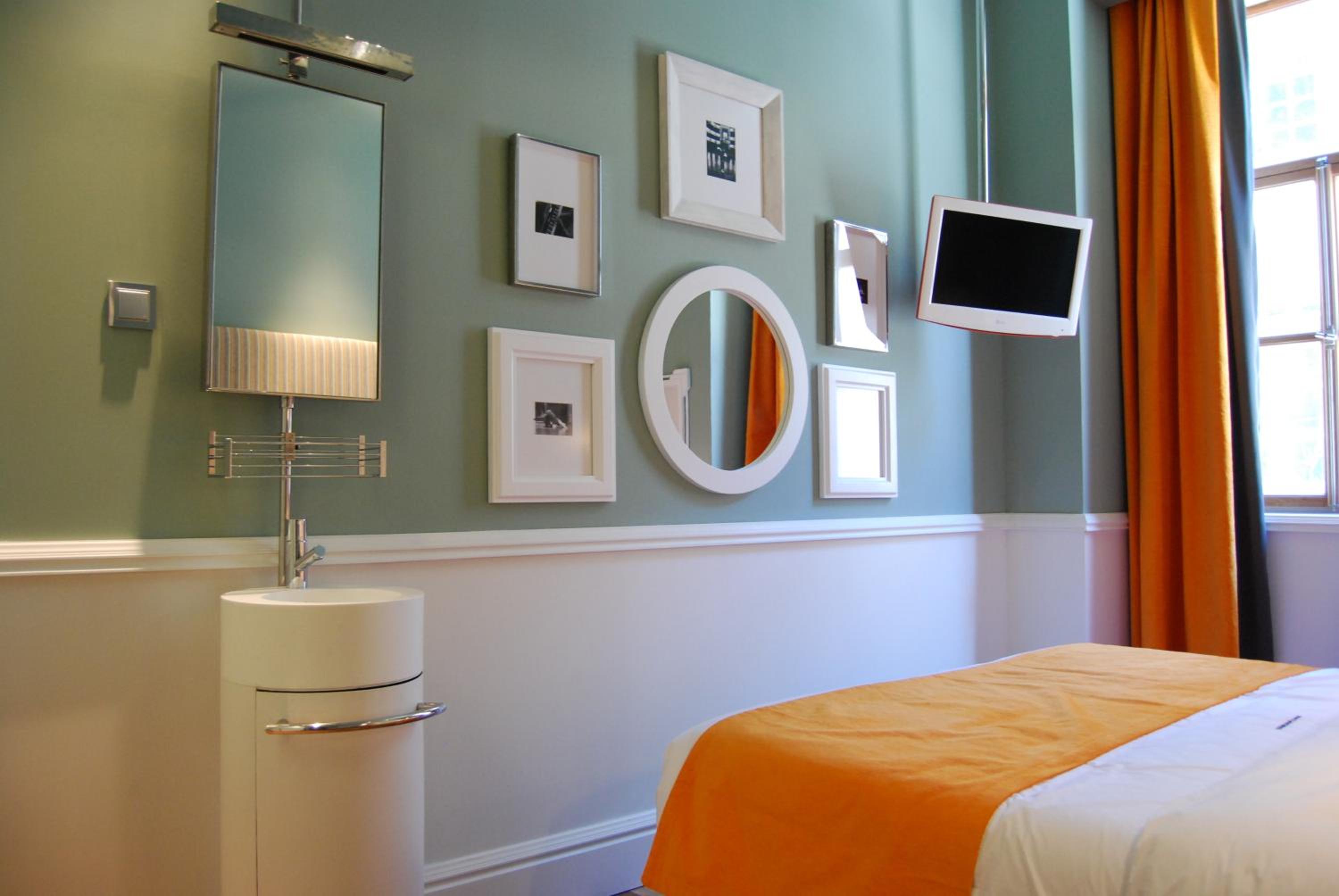 Small Room with street view - Photo 13