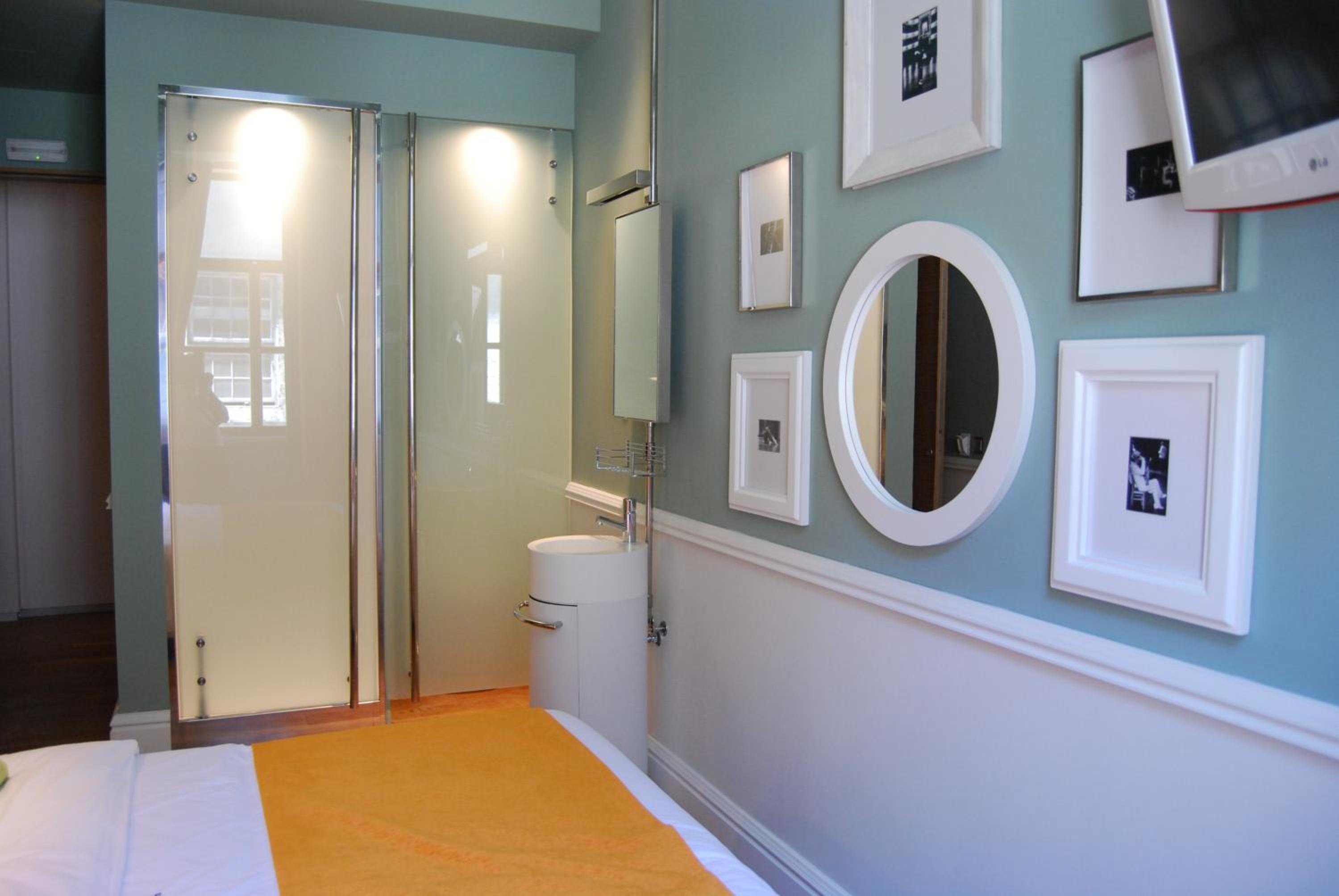 Small Room with street view - Photo 12