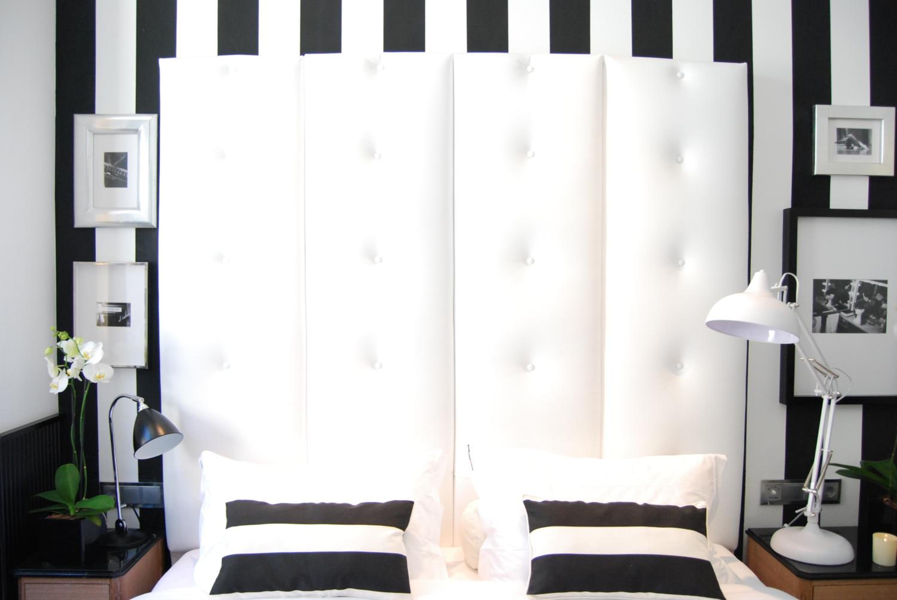 Small Room with street view - Photo 15