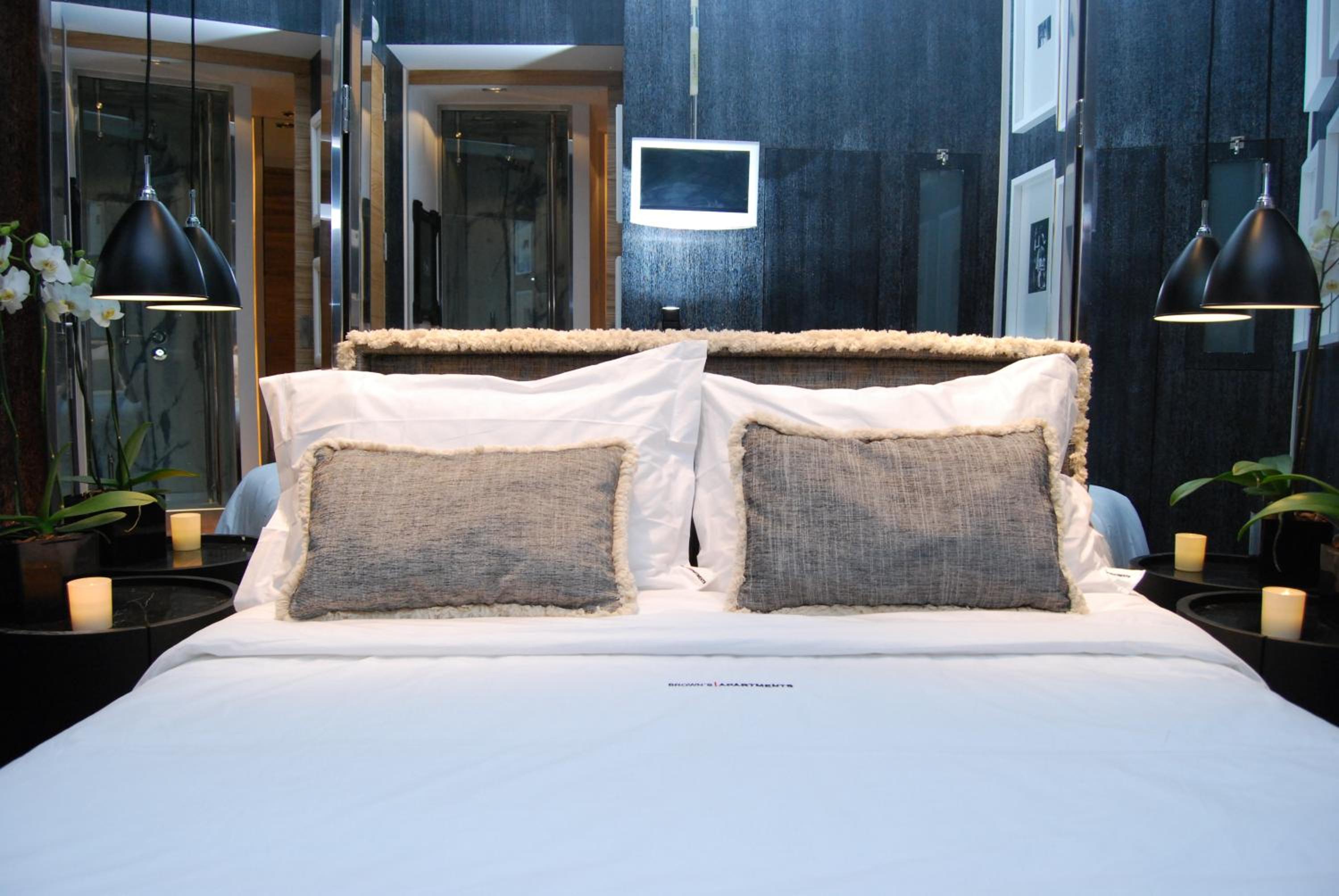Small Room with Interior View - Photo 10