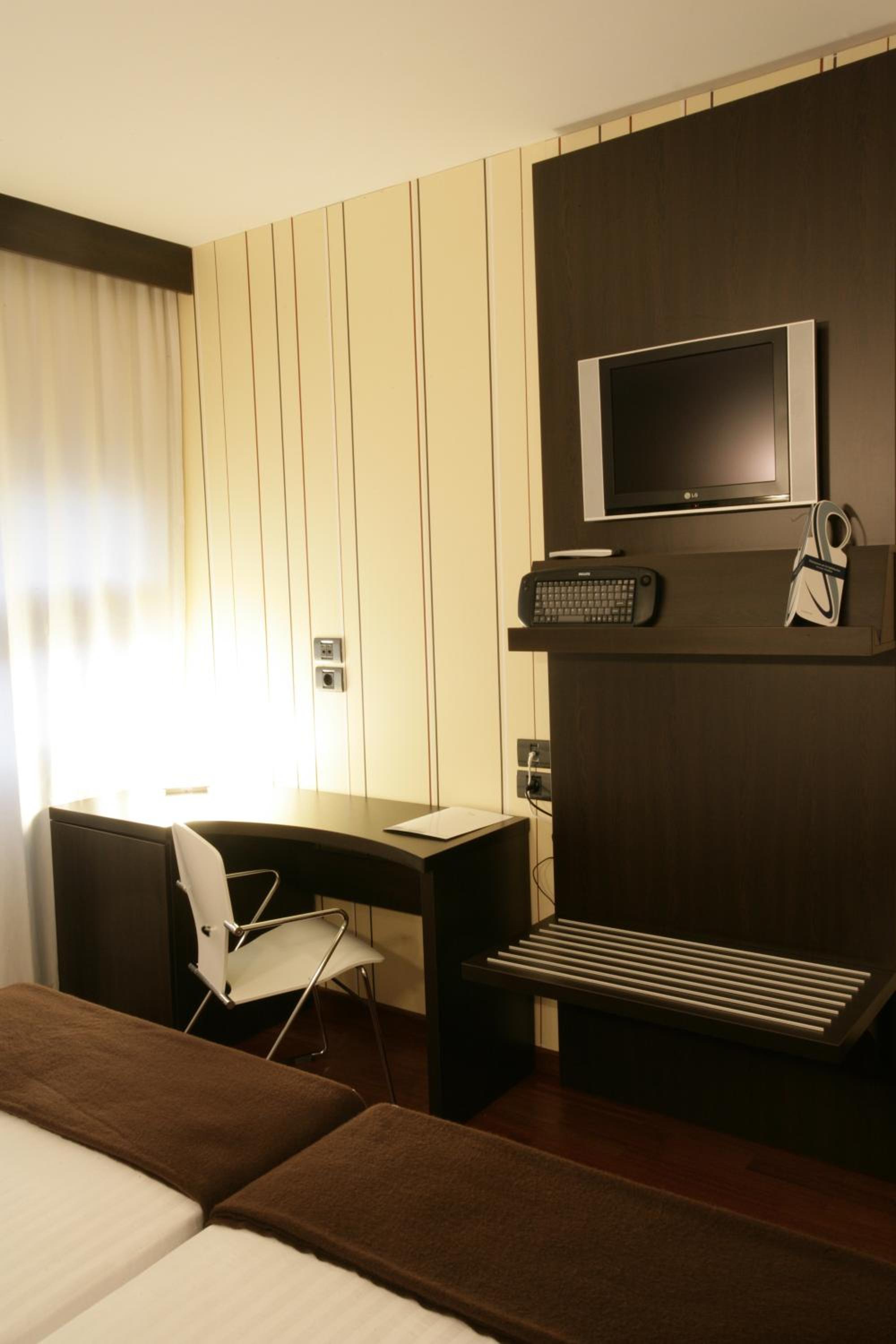 Double or Twin Room - Photo 6