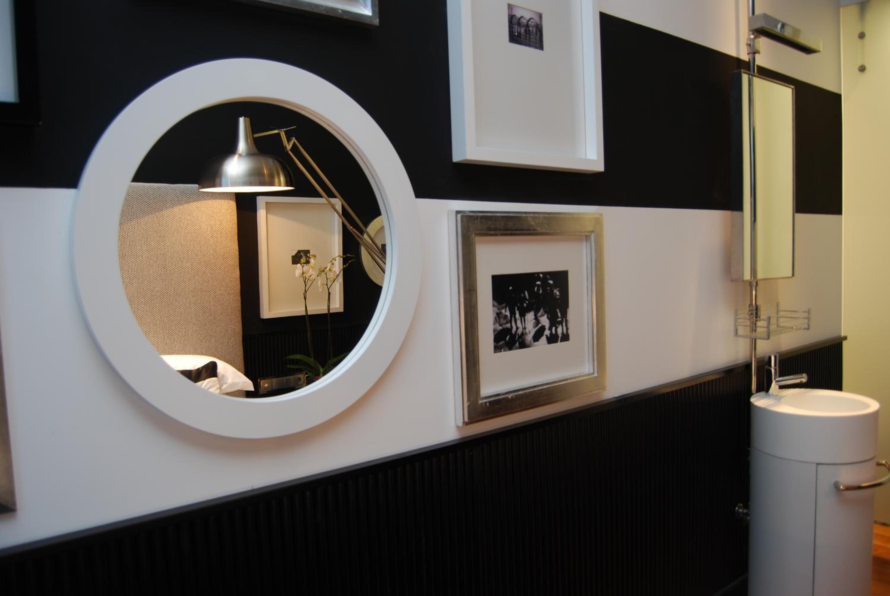 Small Room with street view - Photo 10