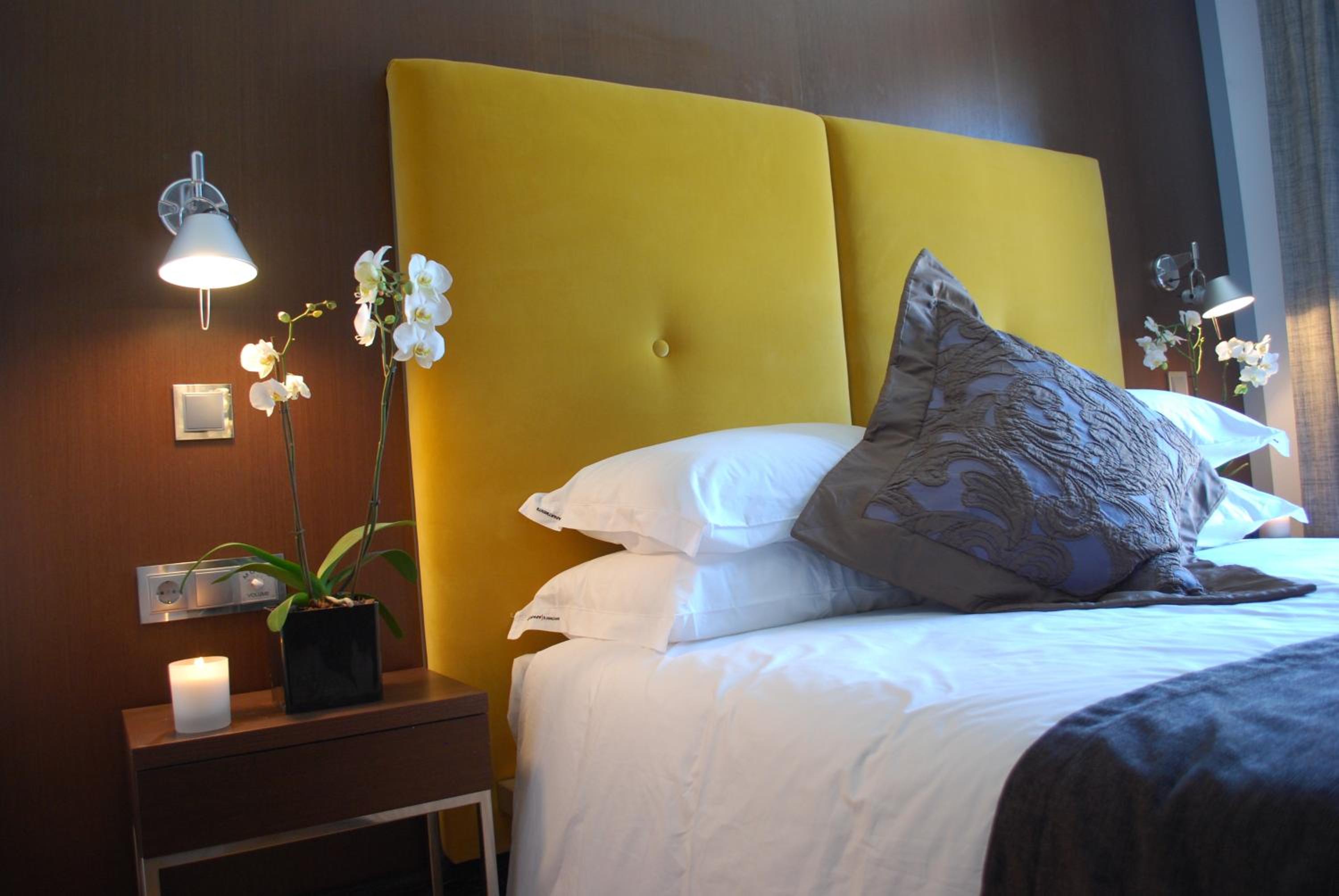 Small Room with street view - Photo 1
