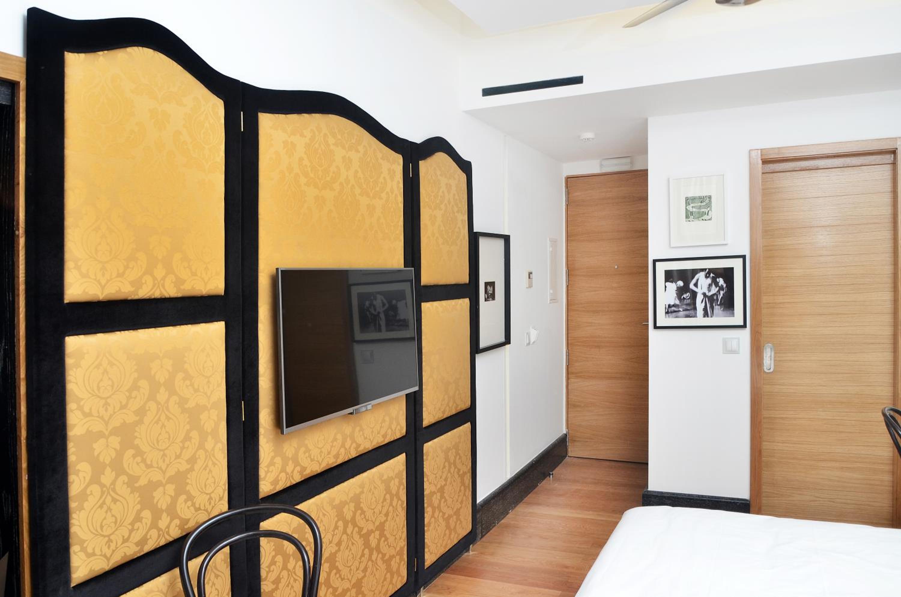 Small Room with street view - Photo 2