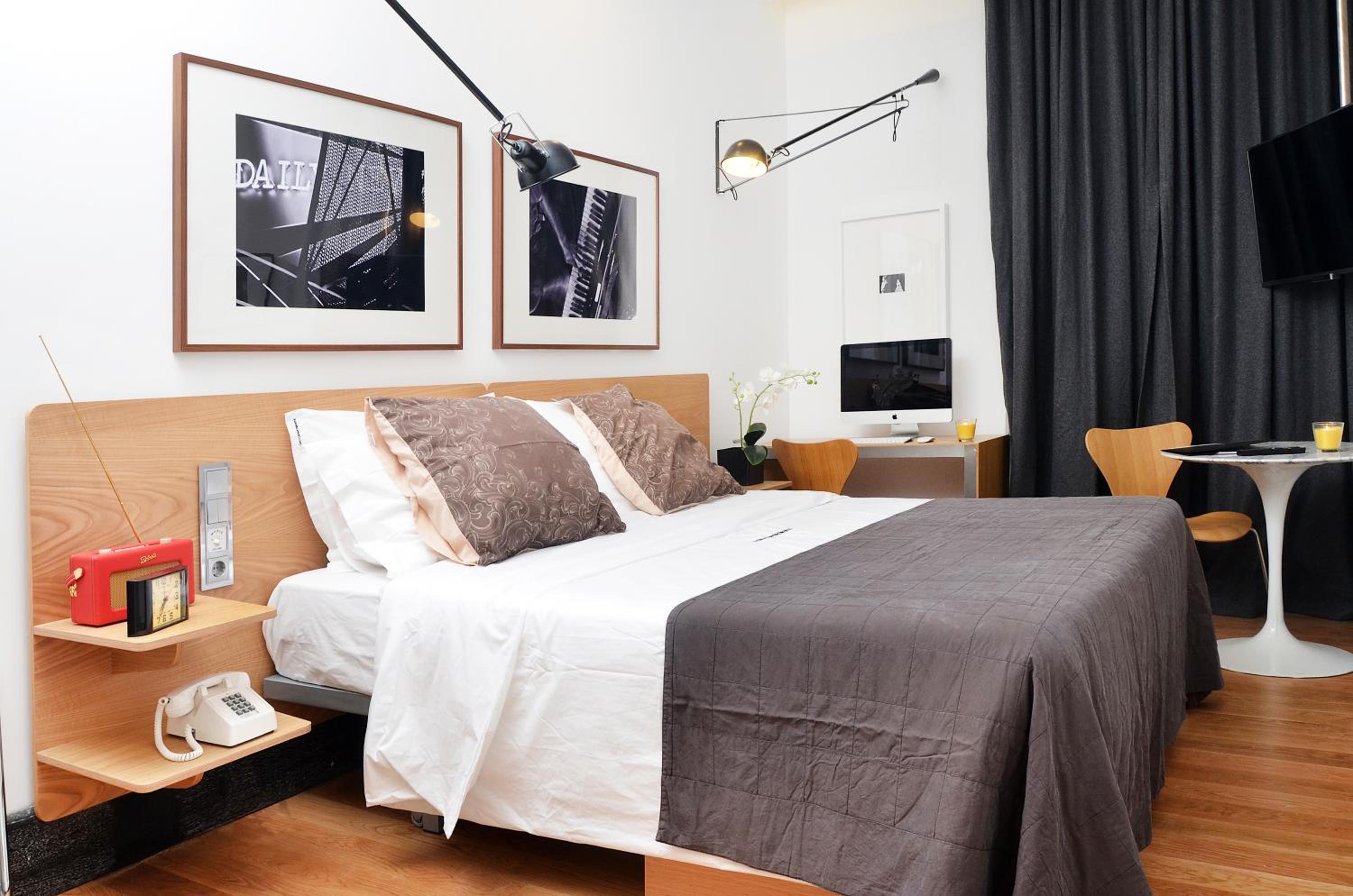 Small Room with street view - Photo 3