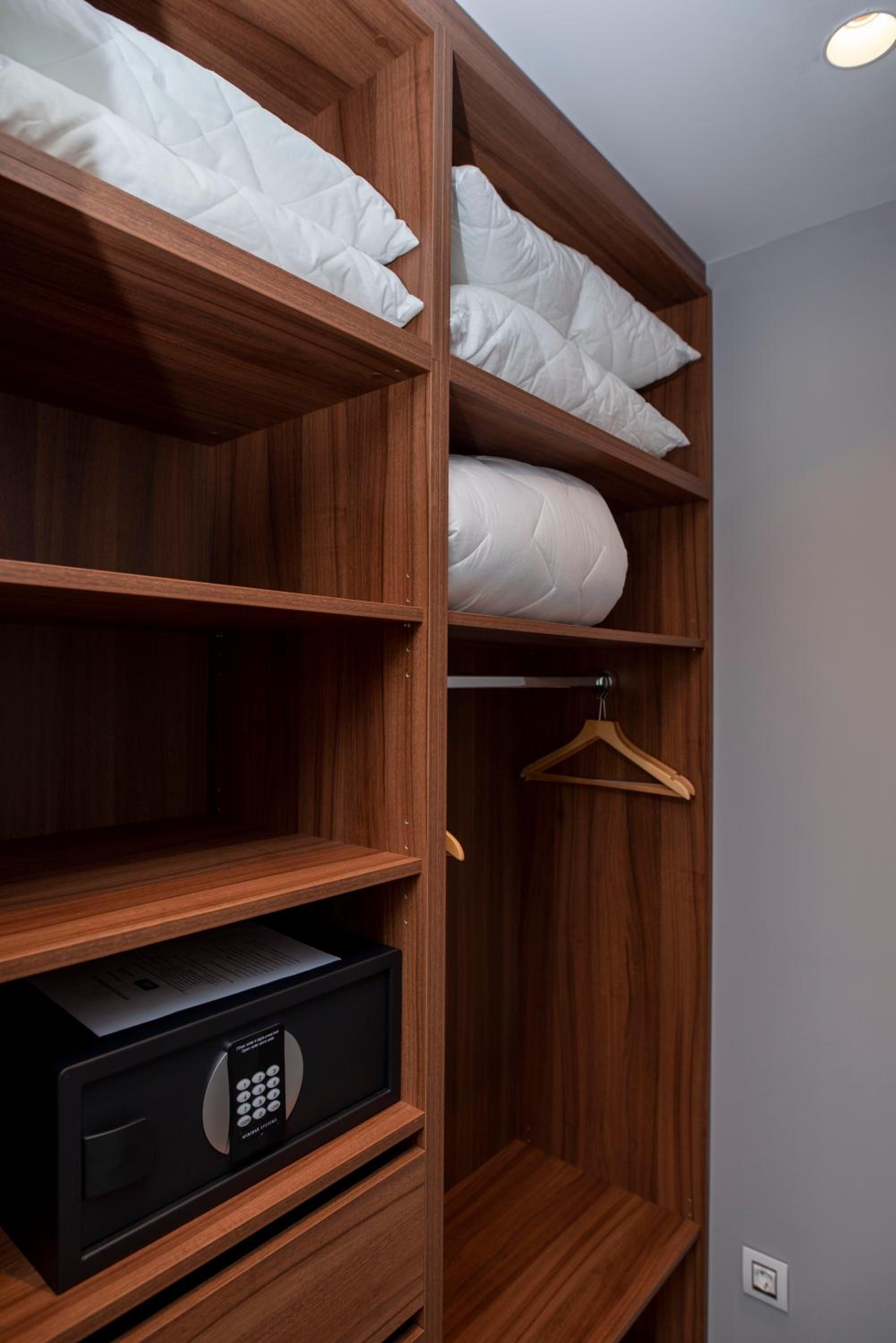 Deluxe Junior Suite - Photo 10