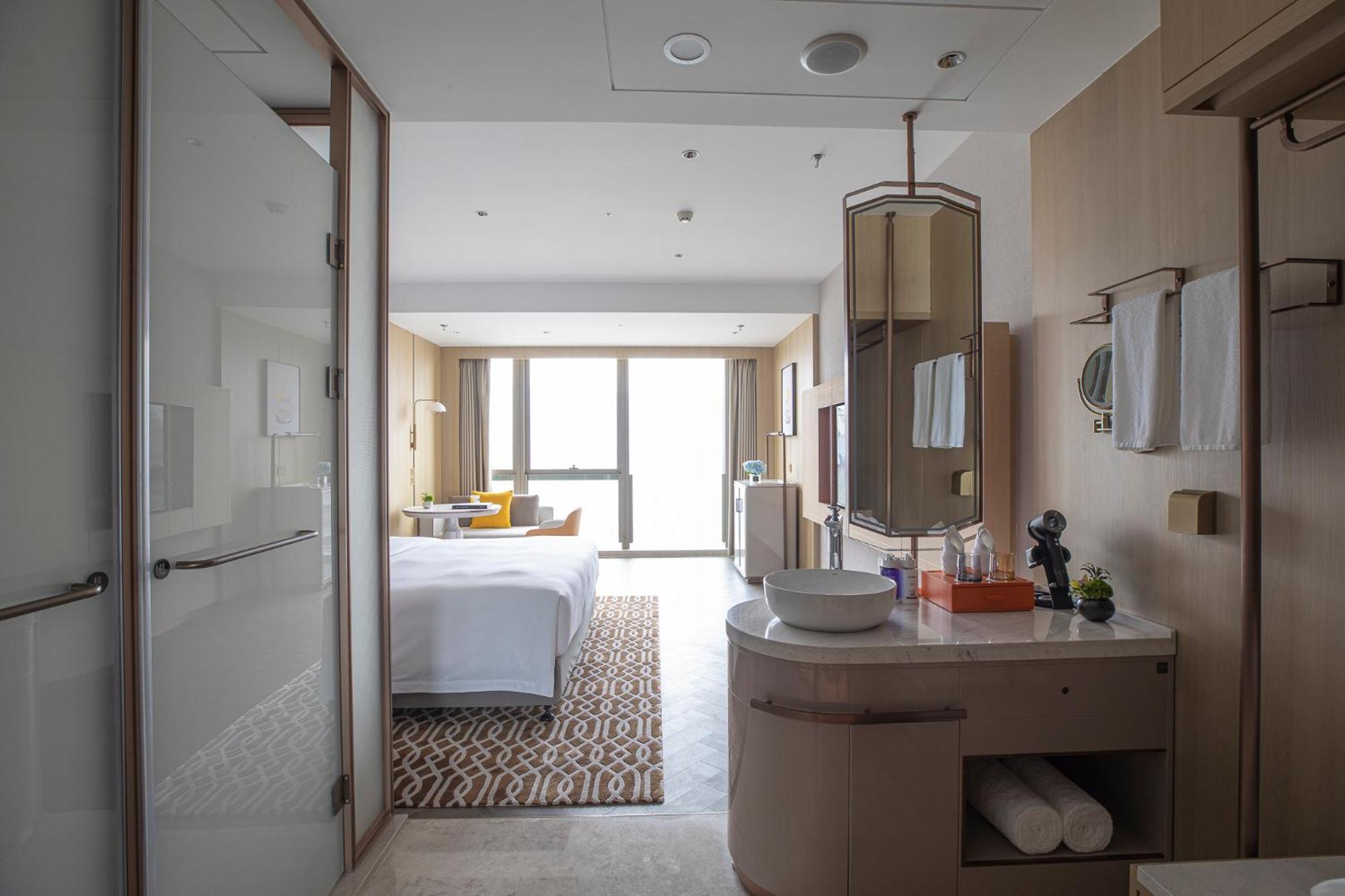 Standard King Room with River View - Photo 4