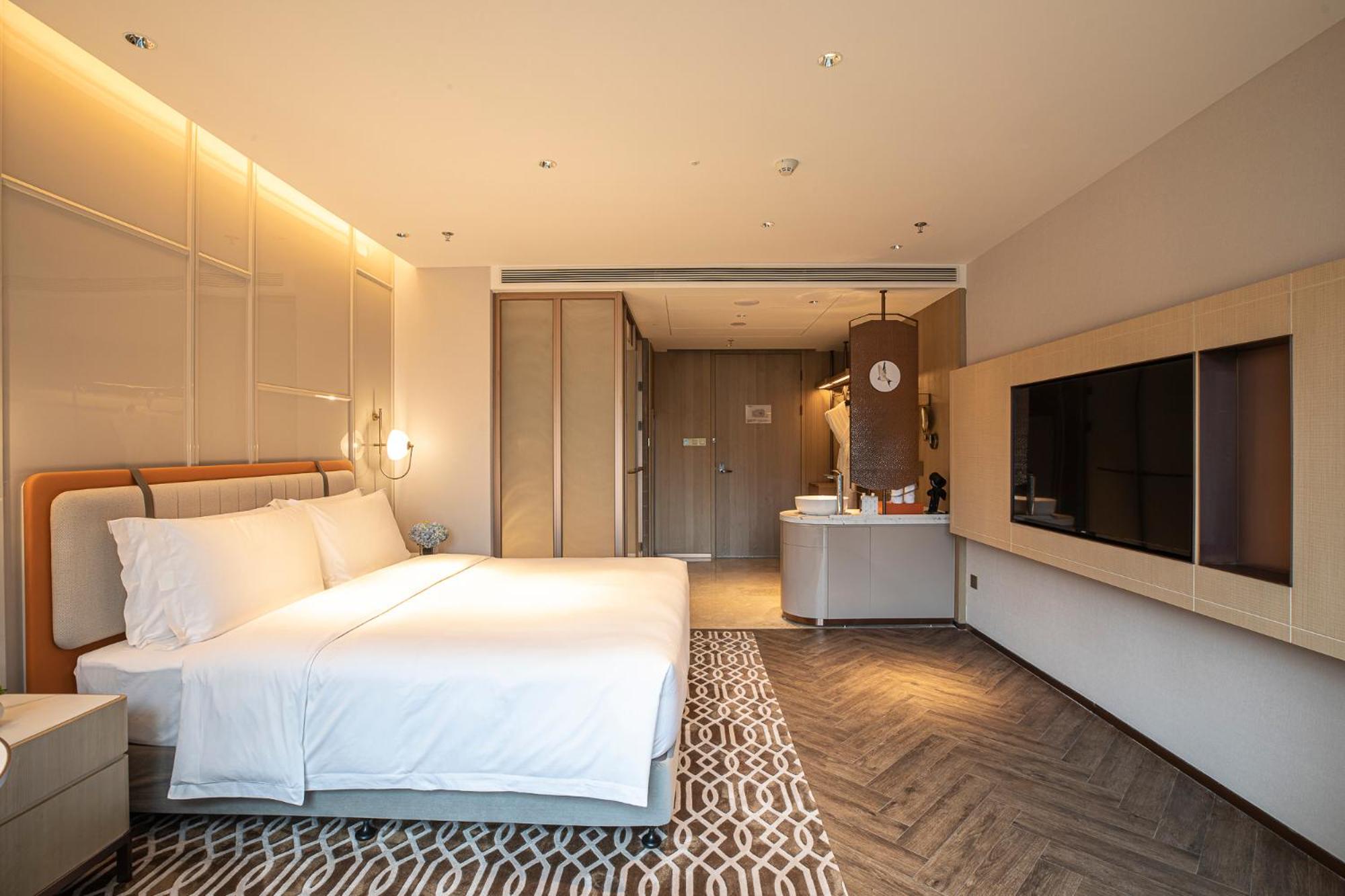 Standard King Room with River View - Photo 3