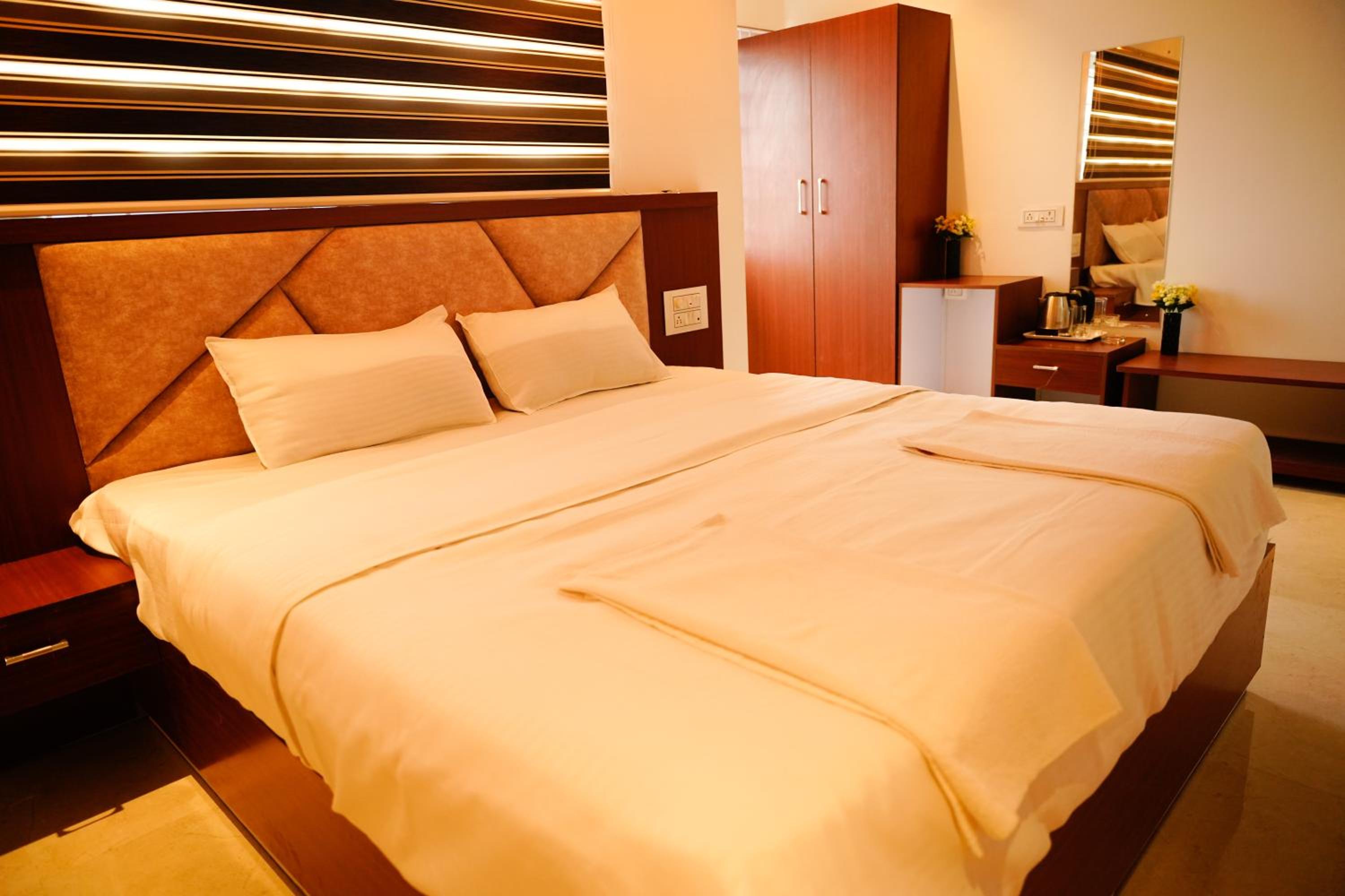 Deluxe King Room photo 2