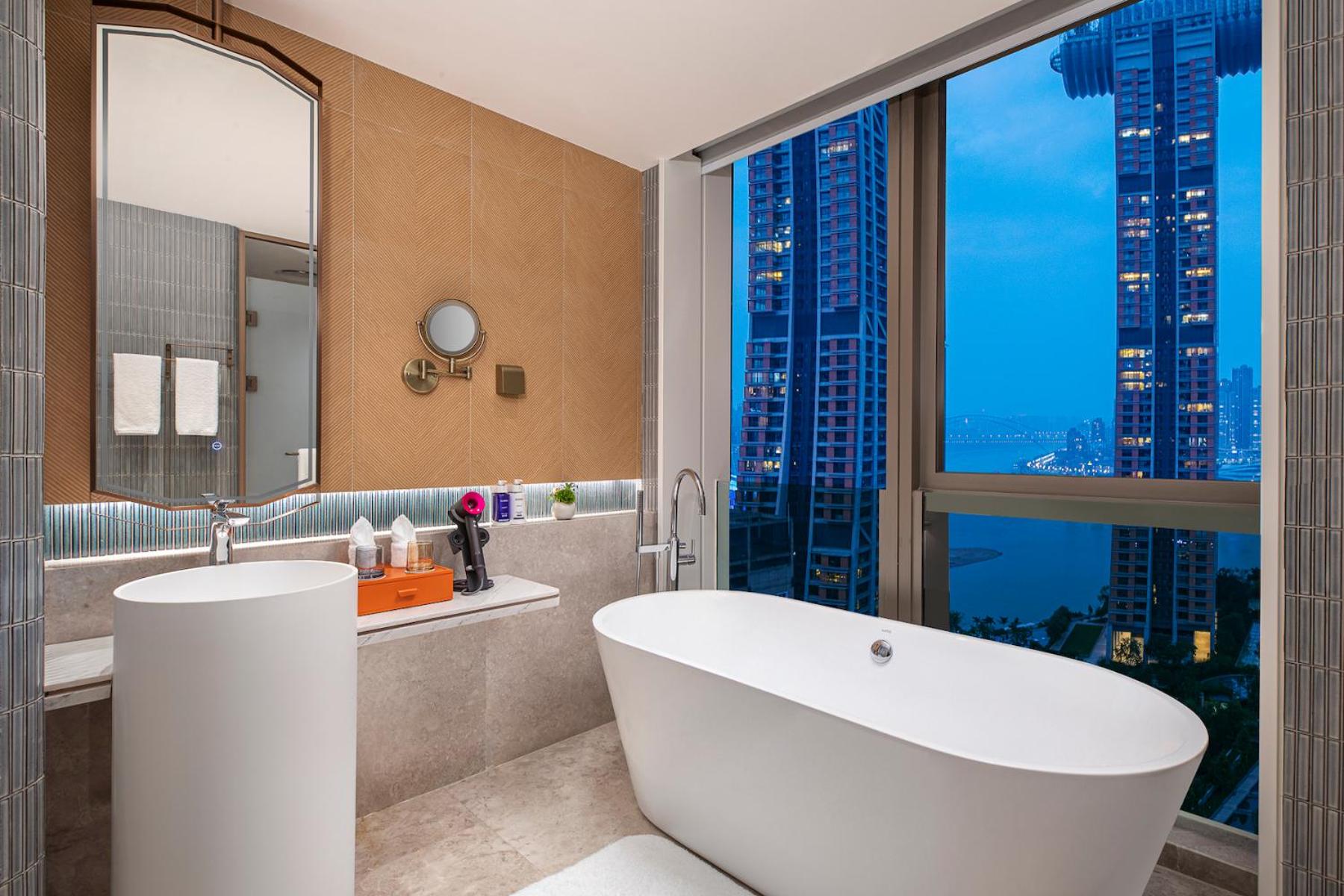 Grand King Room with River View - Photo 4