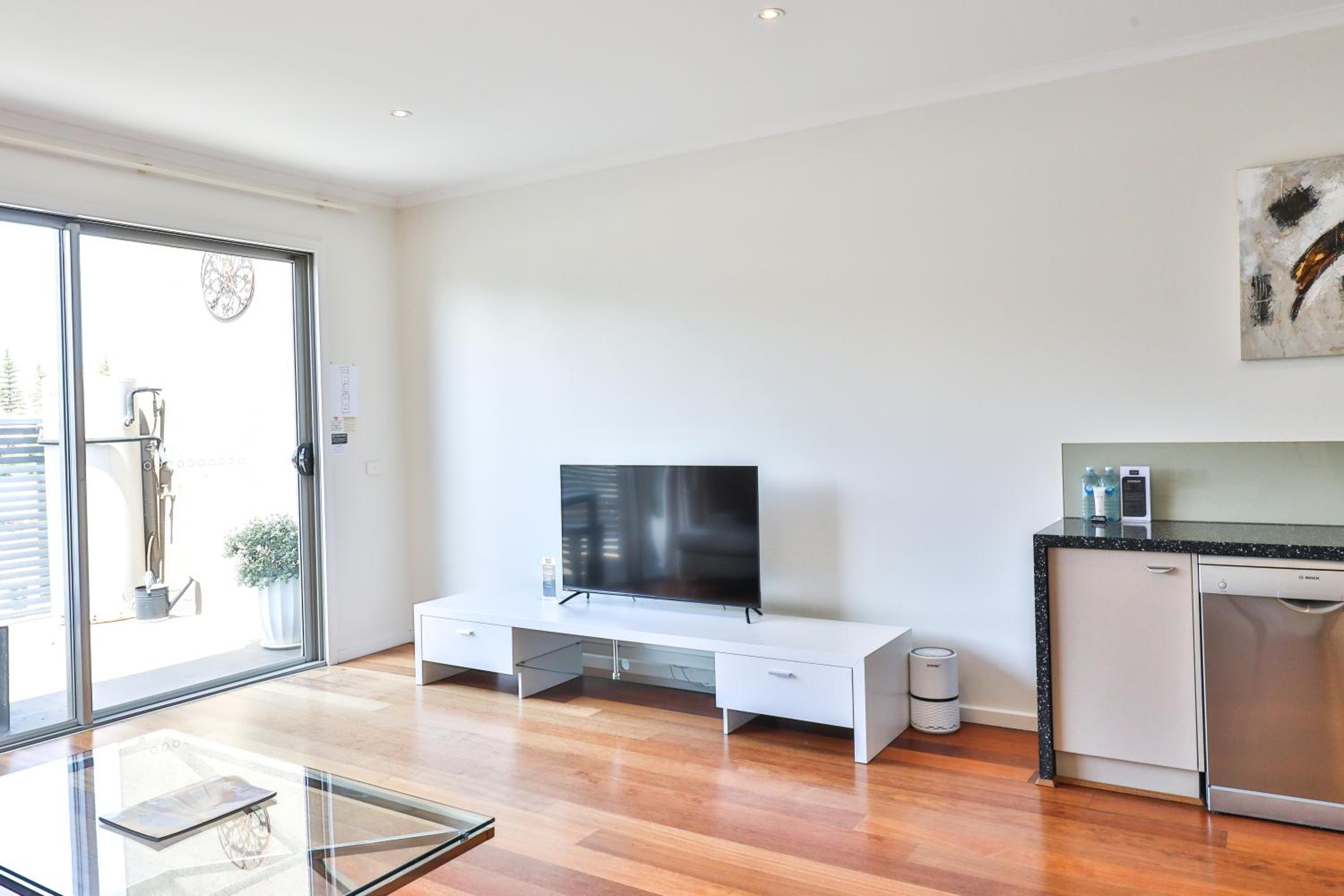 Deluxe One-Bedroom Apartment - Photo 15