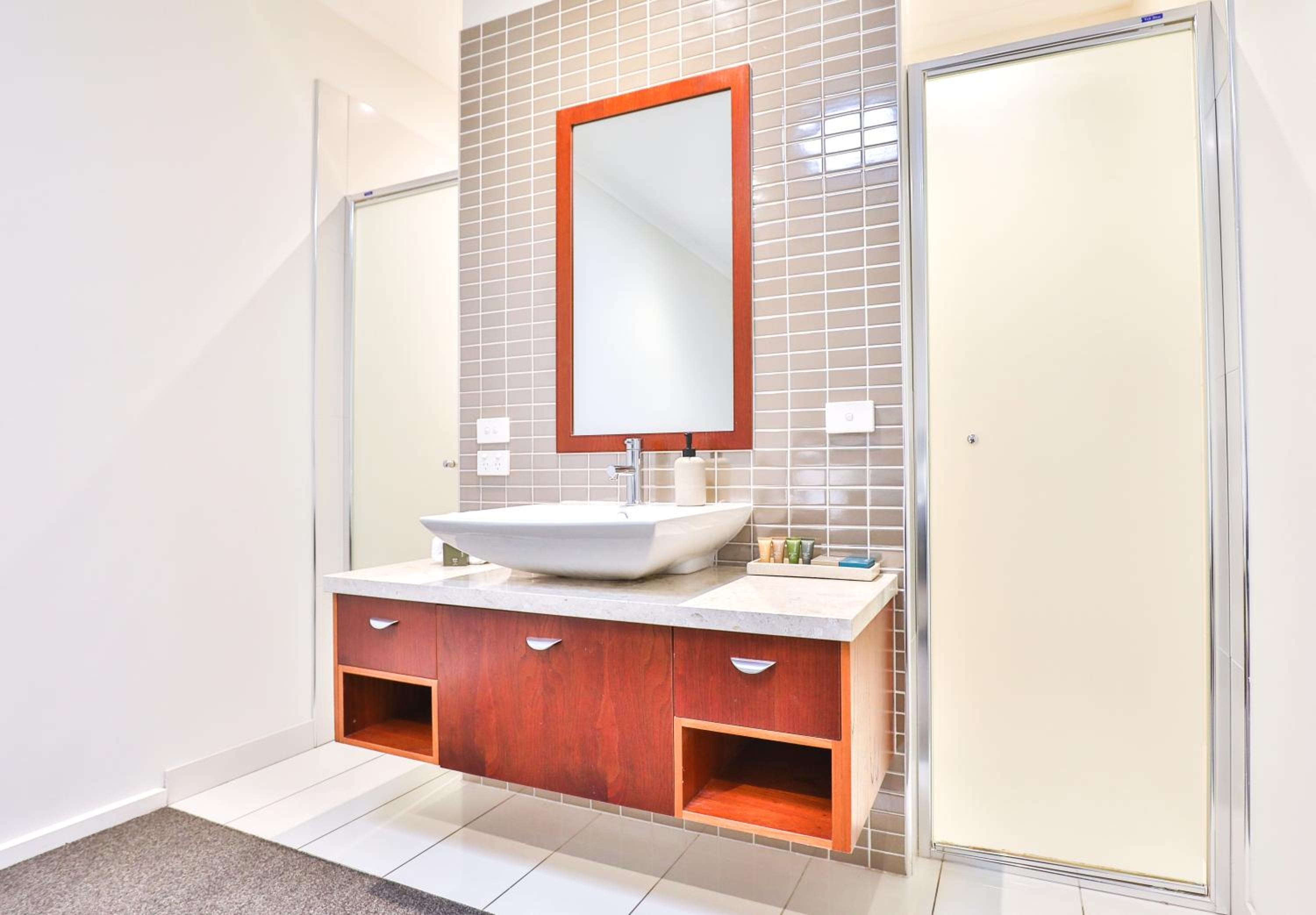 Deluxe One-Bedroom Apartment - Photo 3