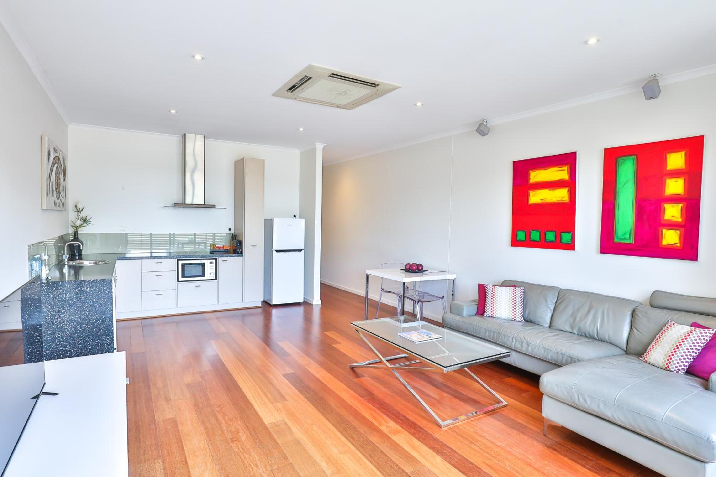 Deluxe One-Bedroom Apartment - Photo 4