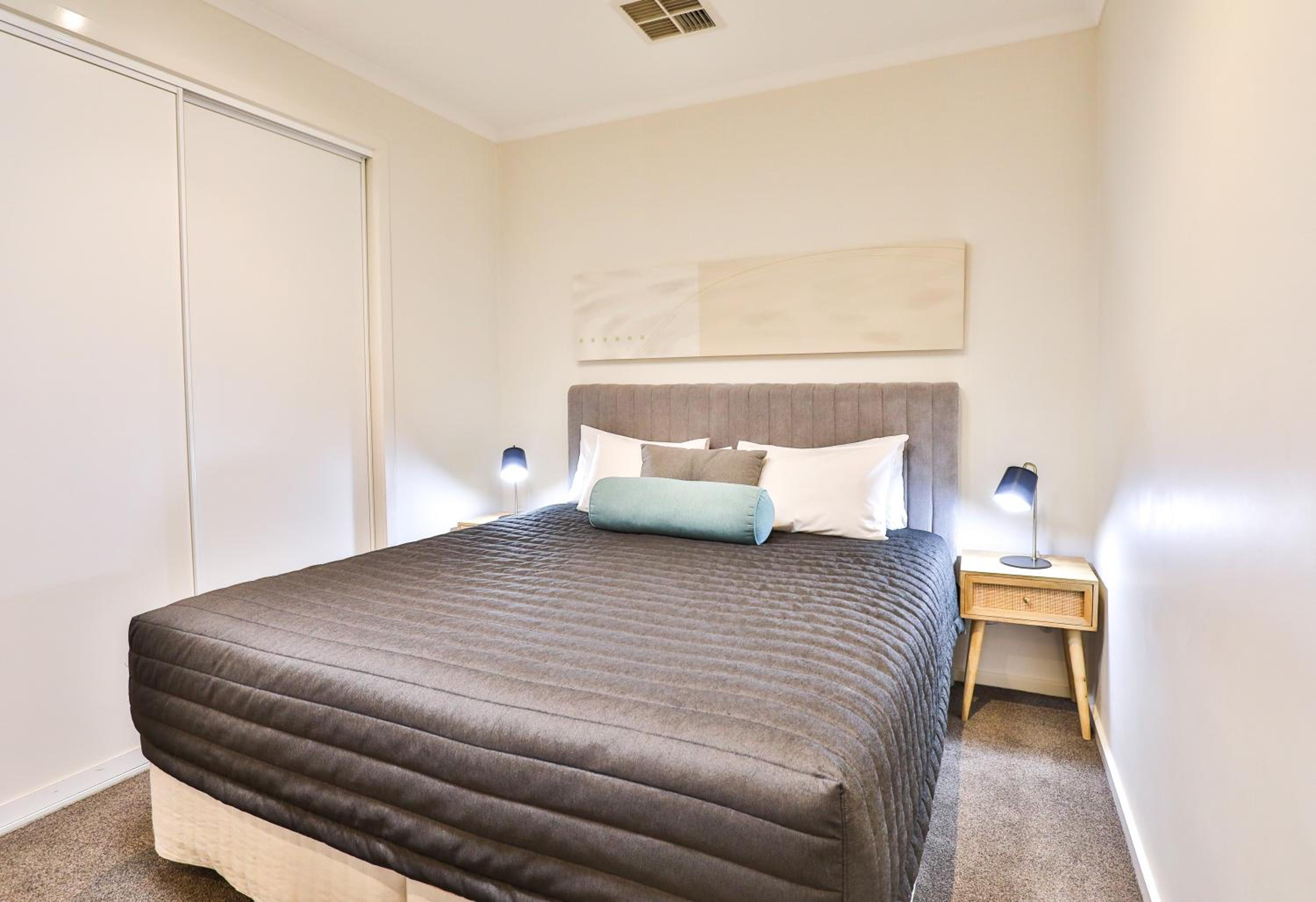Deluxe One-Bedroom Apartment - Photo 18