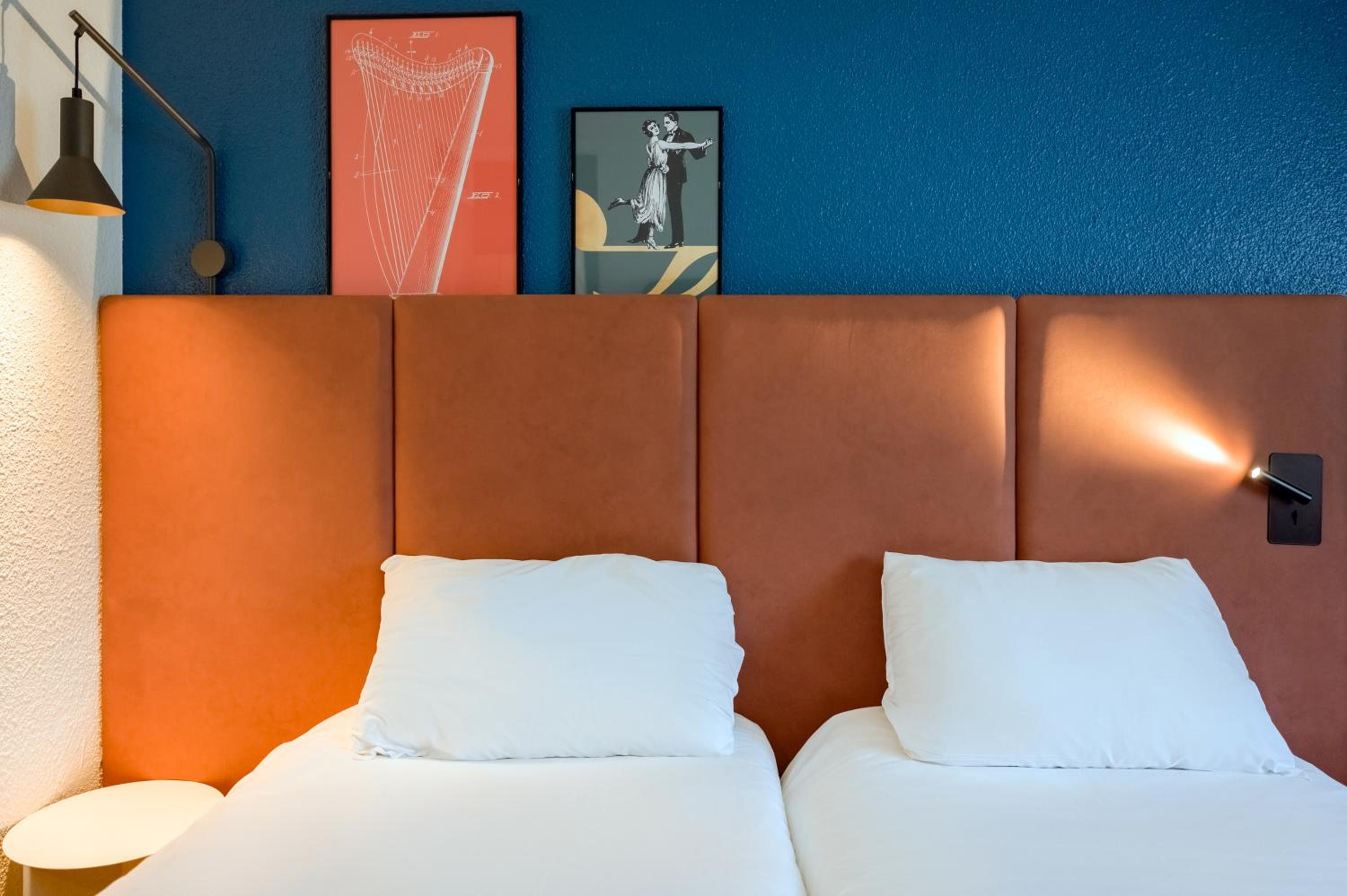 Standard Room with 2 Single Beds - Photo 1