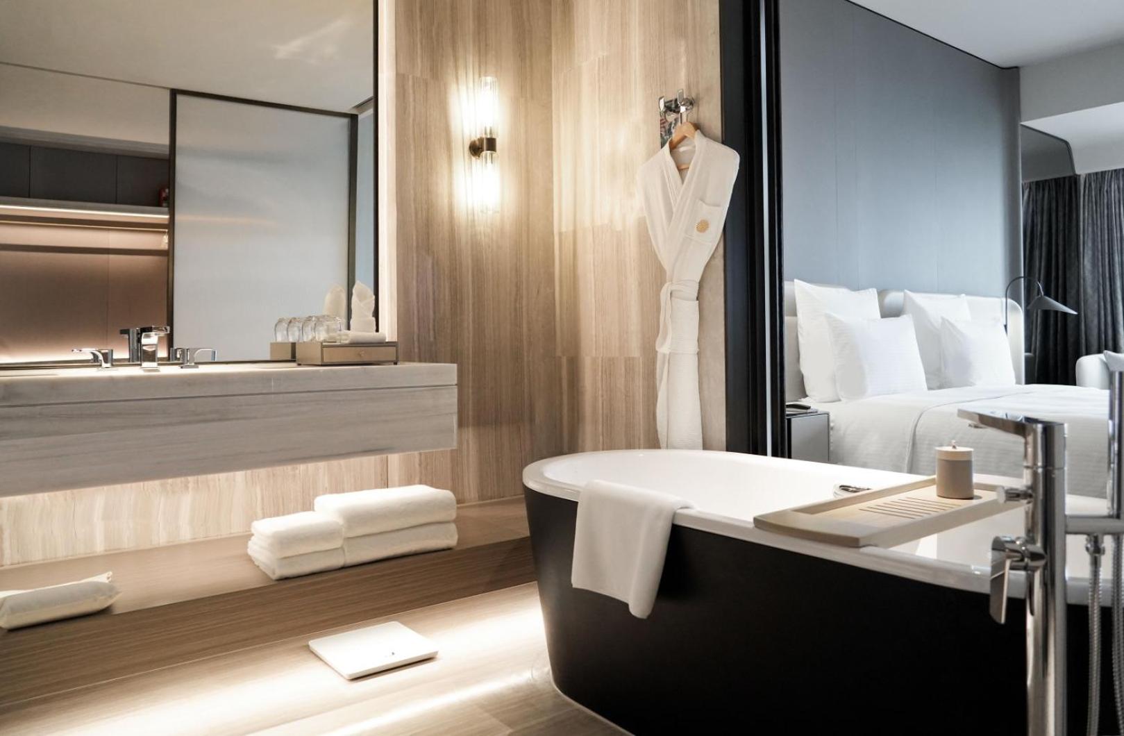 Deluxe King Room - Photo 4