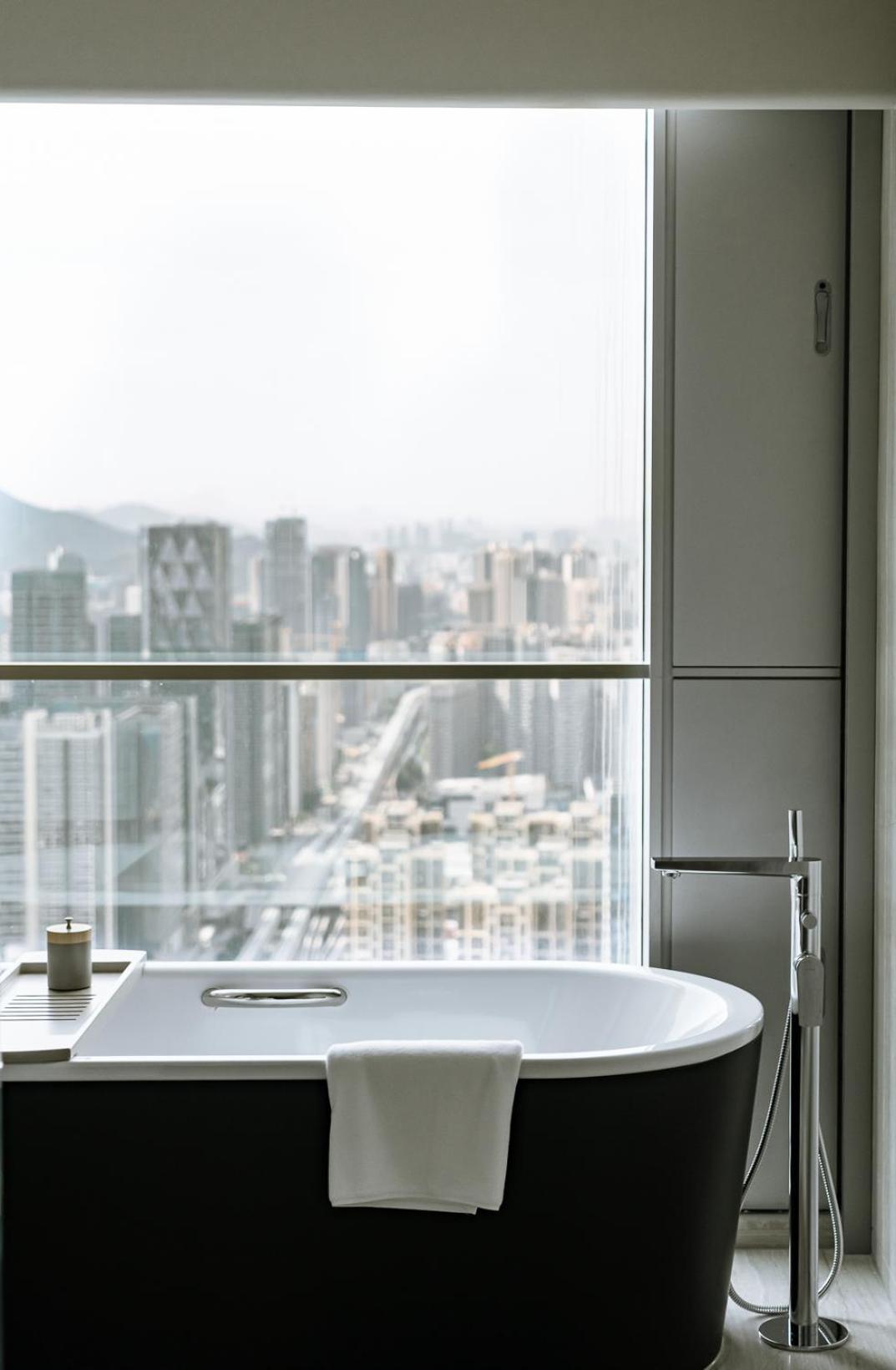 Deluxe Suite with One King Bed and Lounge Access - Skyline View - Photo 3