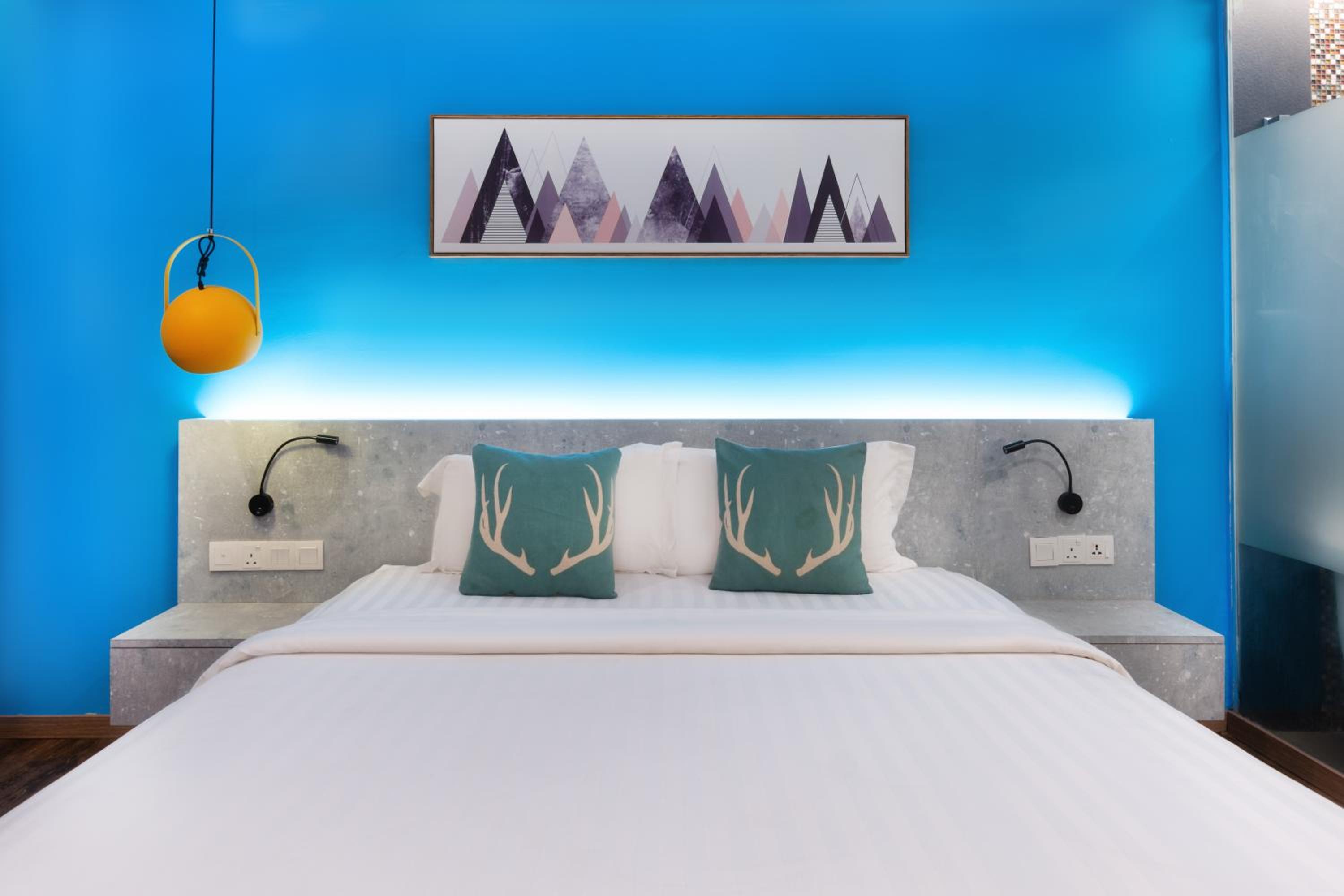 Deluxe King Room - Photo 8