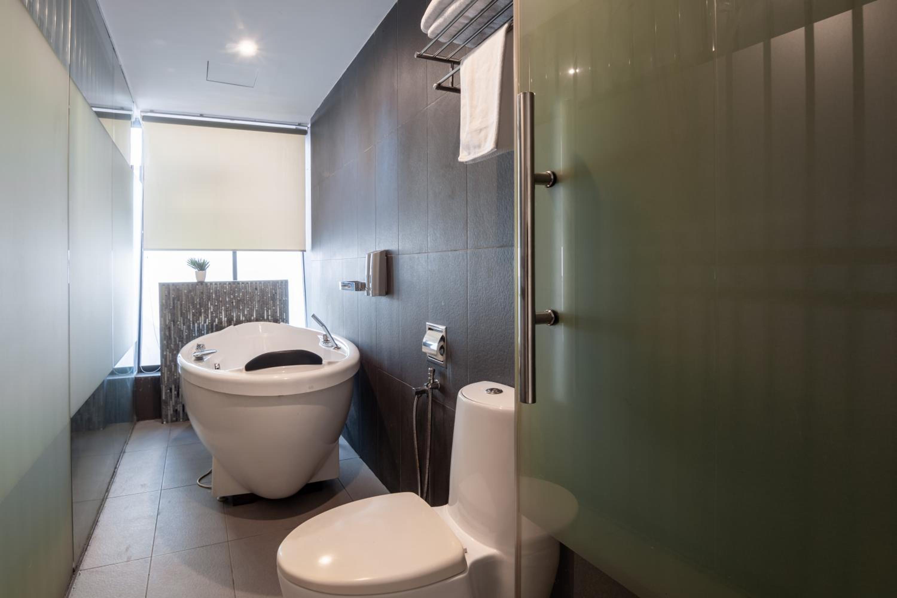 Executive Suite - Photo 8