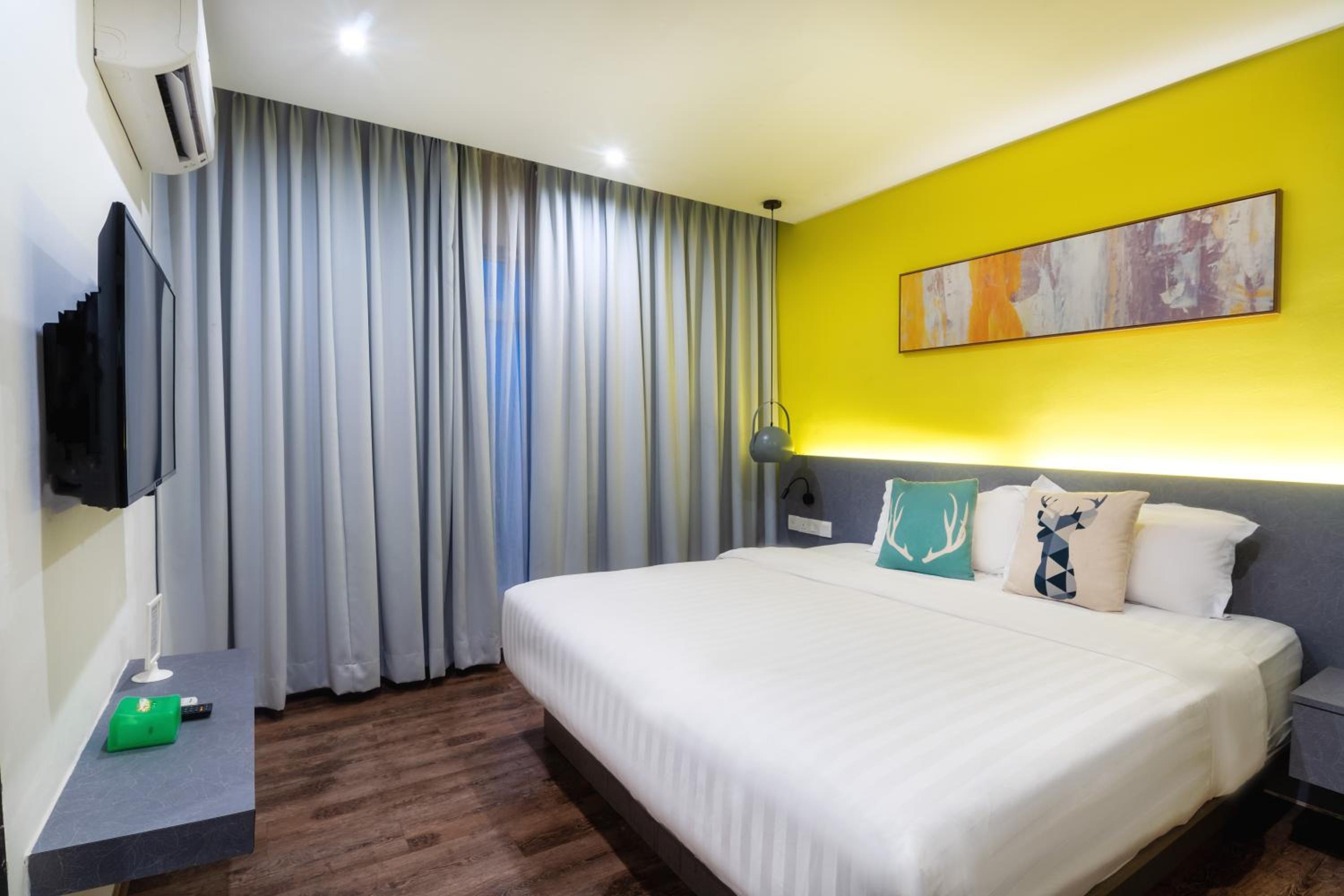 Deluxe King Room - Photo 4