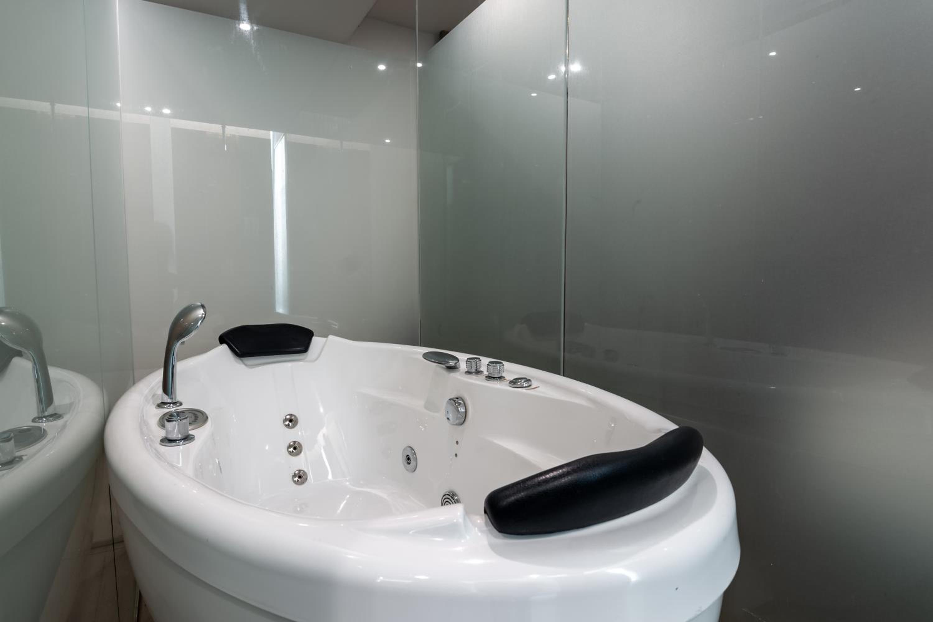 Executive Suite - Photo 5