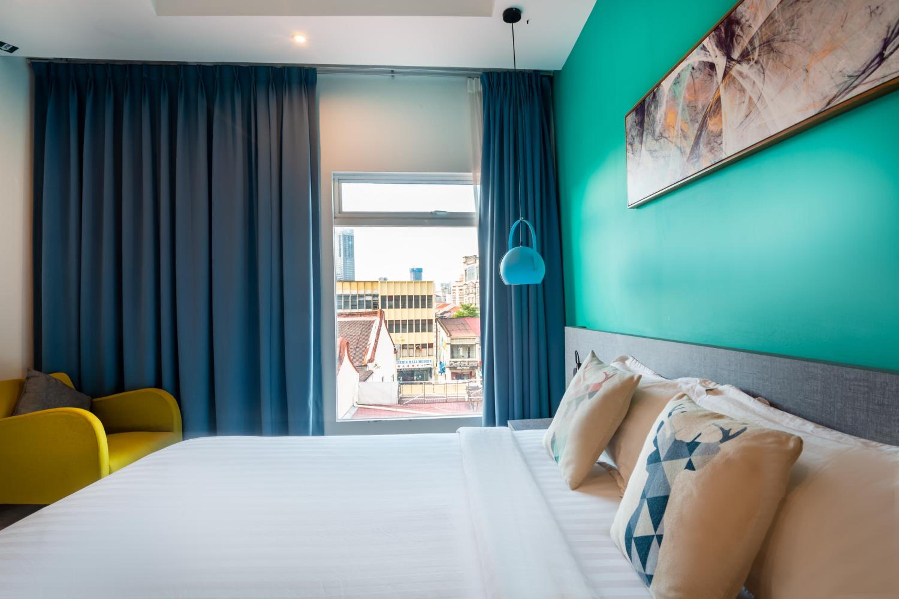 Deluxe King Room - Photo 13