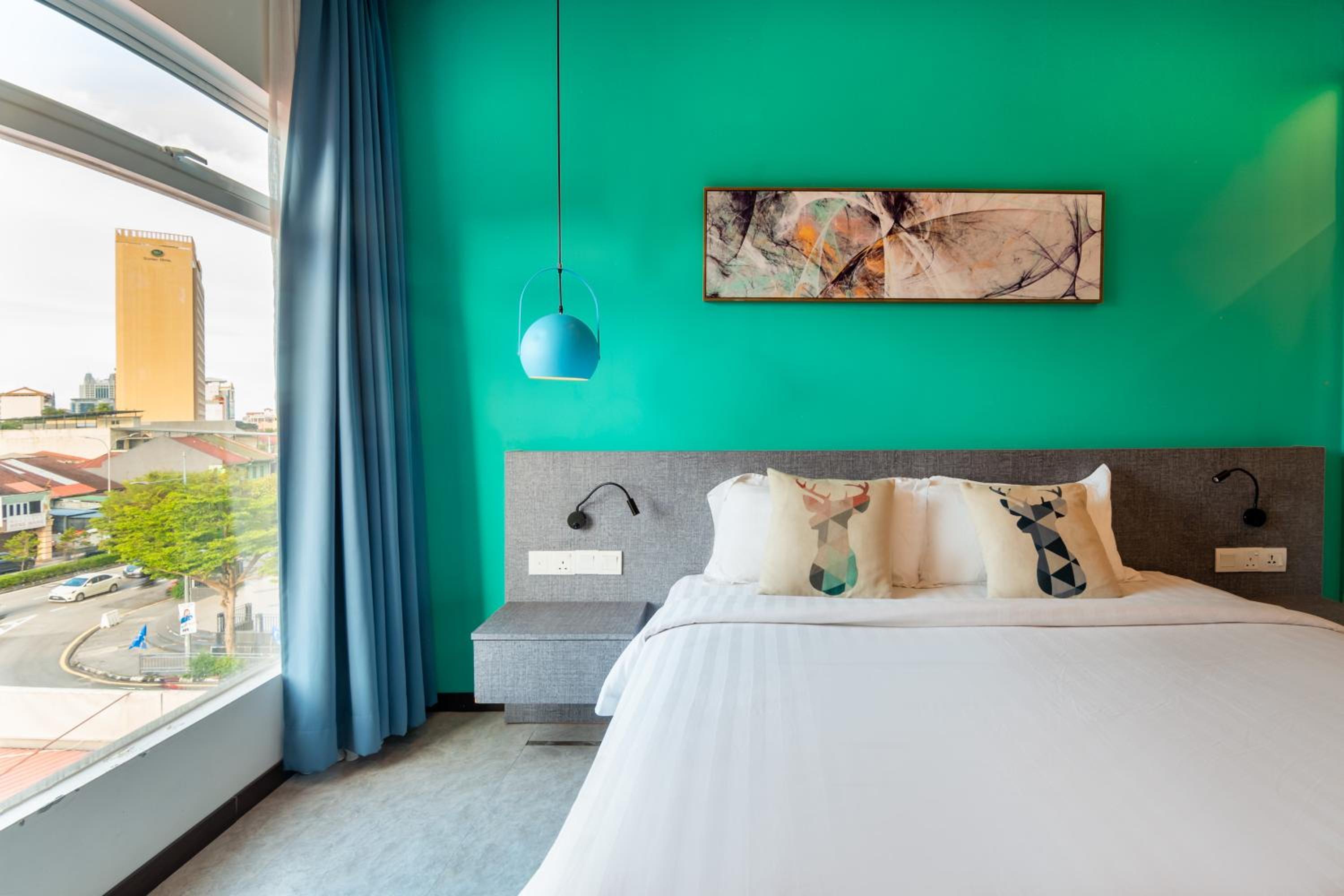 Deluxe King Room - Photo 14