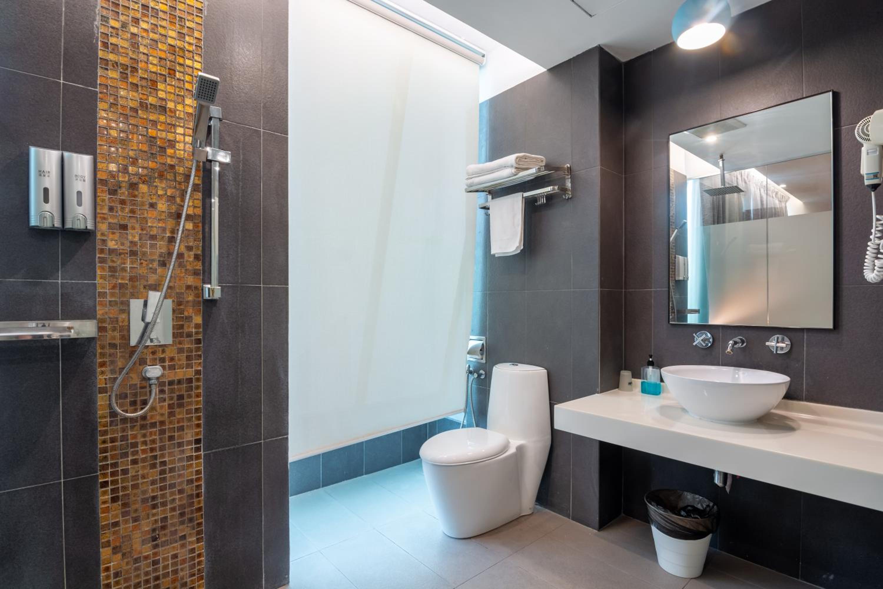 Executive Suite - Photo 6