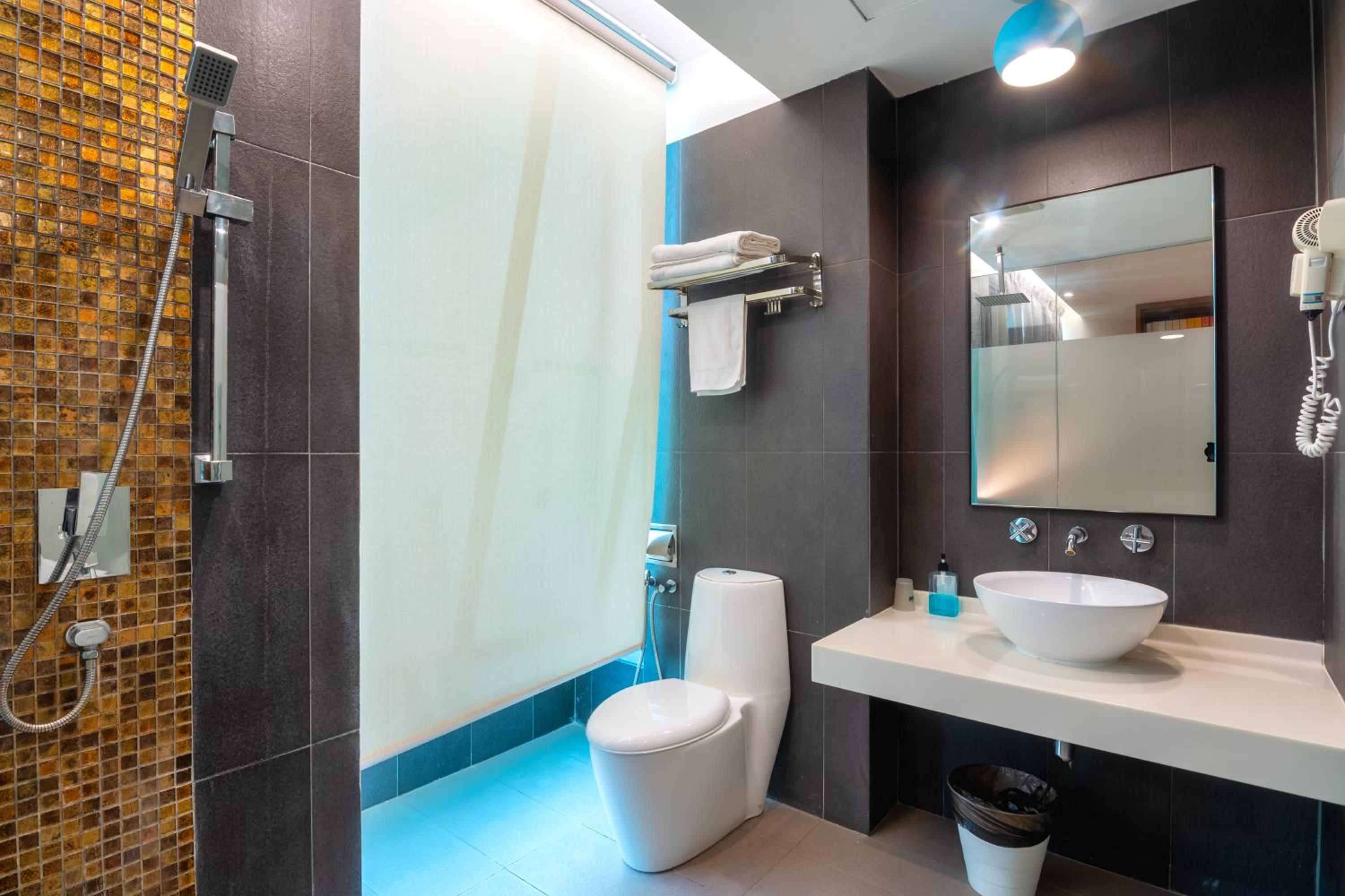 Executive Suite - Photo 9