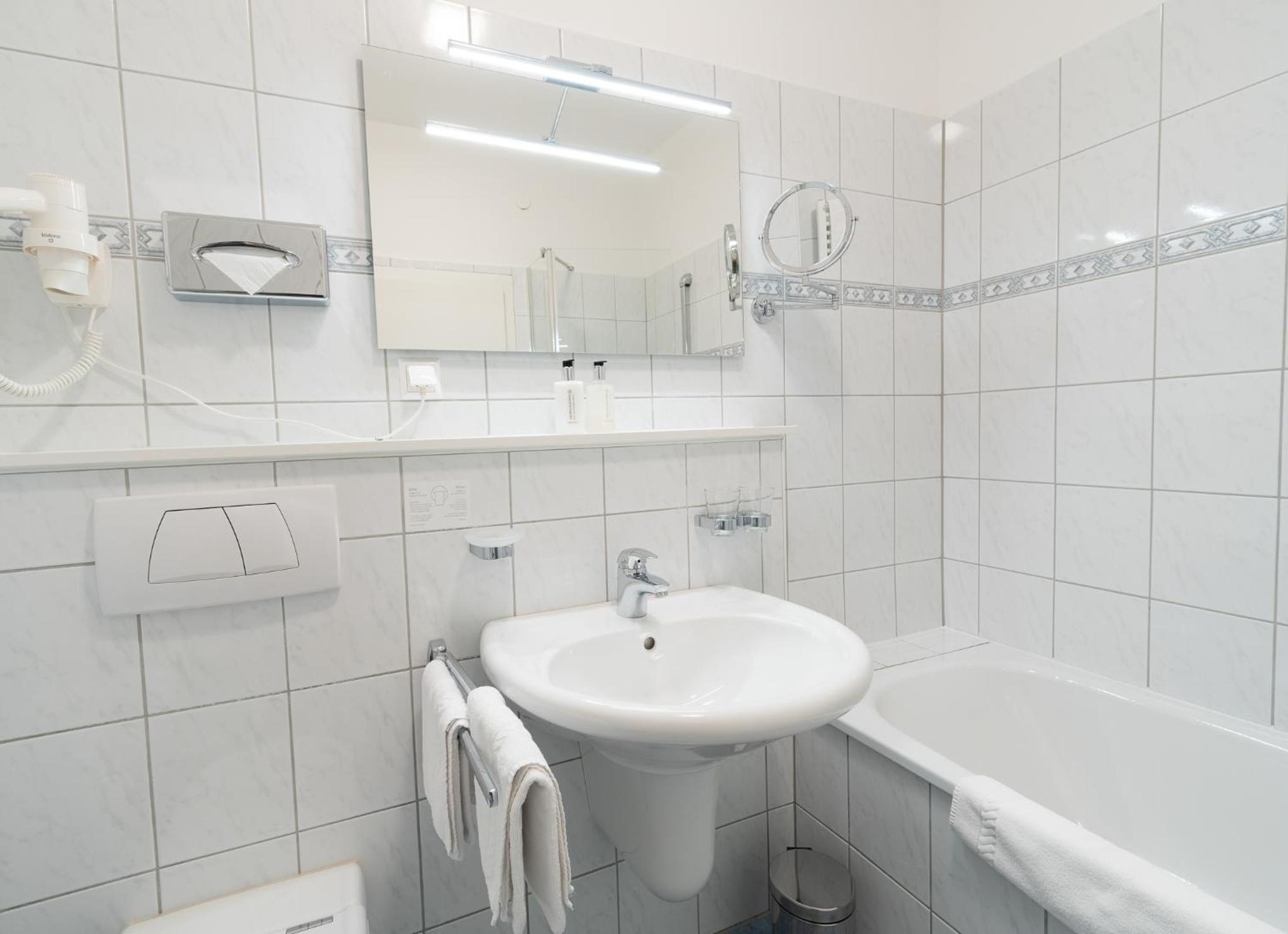 Superior Double Room with Balcony - Photo 9