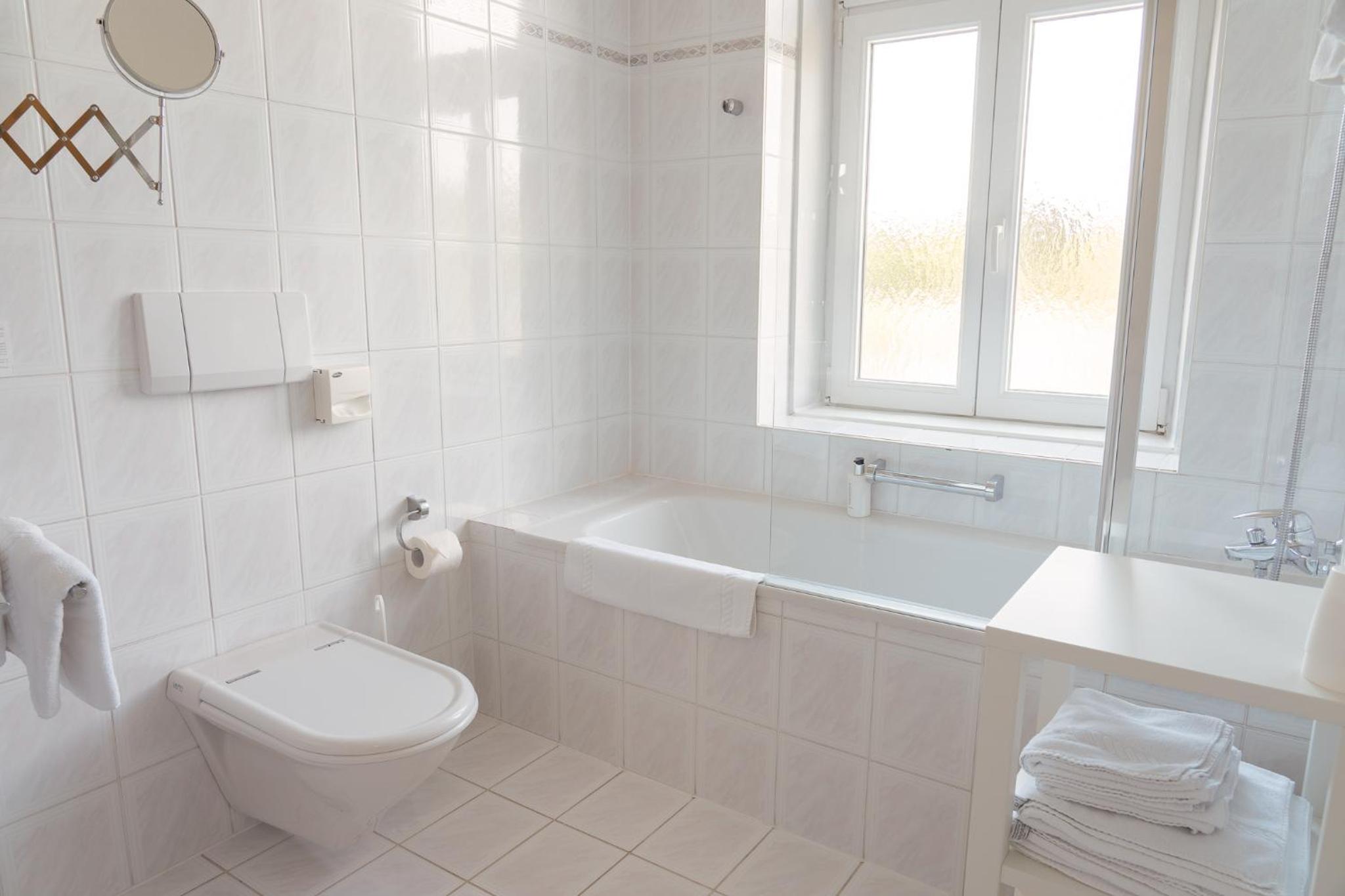 Junior Suite with Bath and Balcony - Photo 12