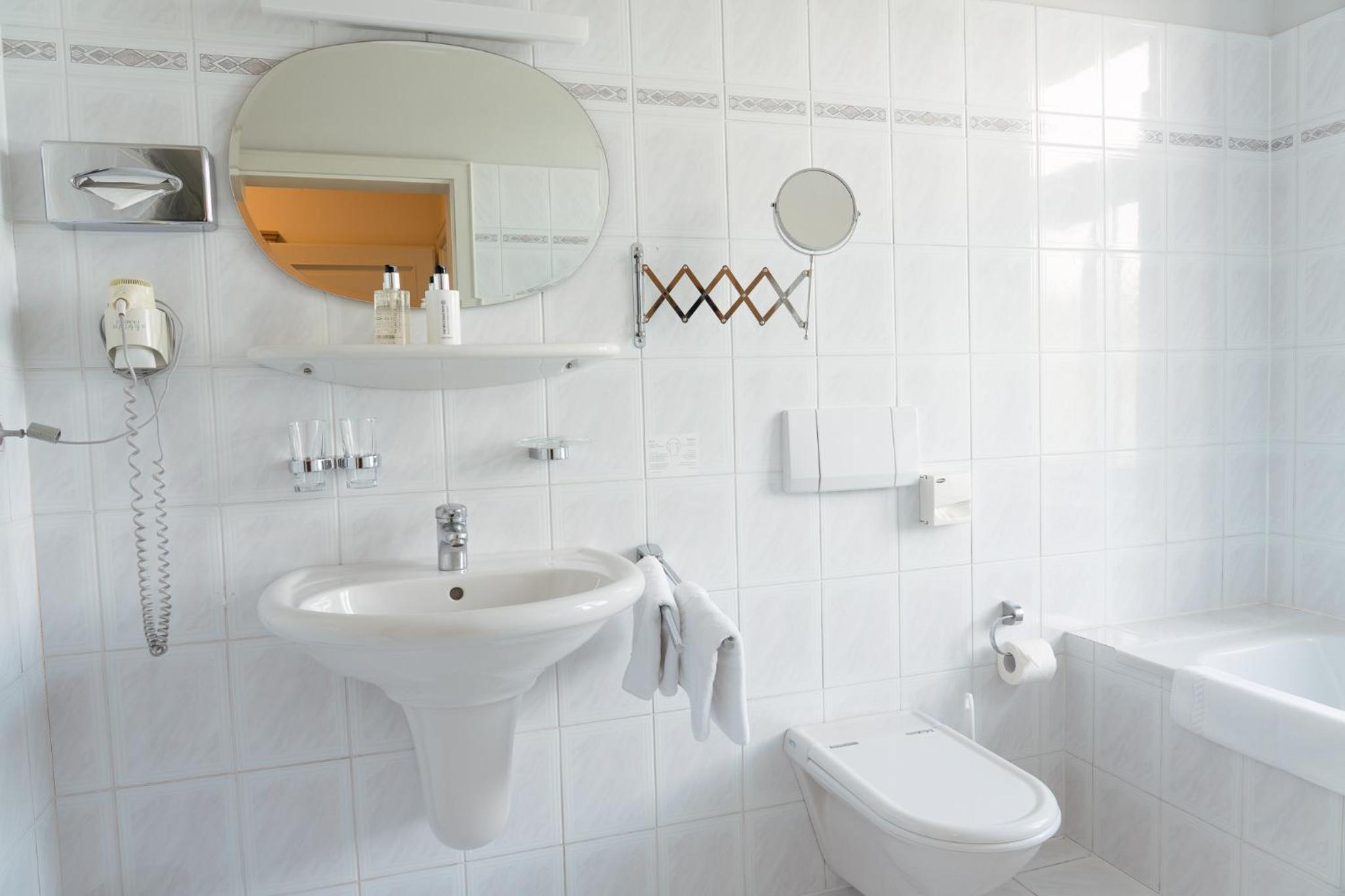 Junior Suite with Bath and Balcony - Photo 11