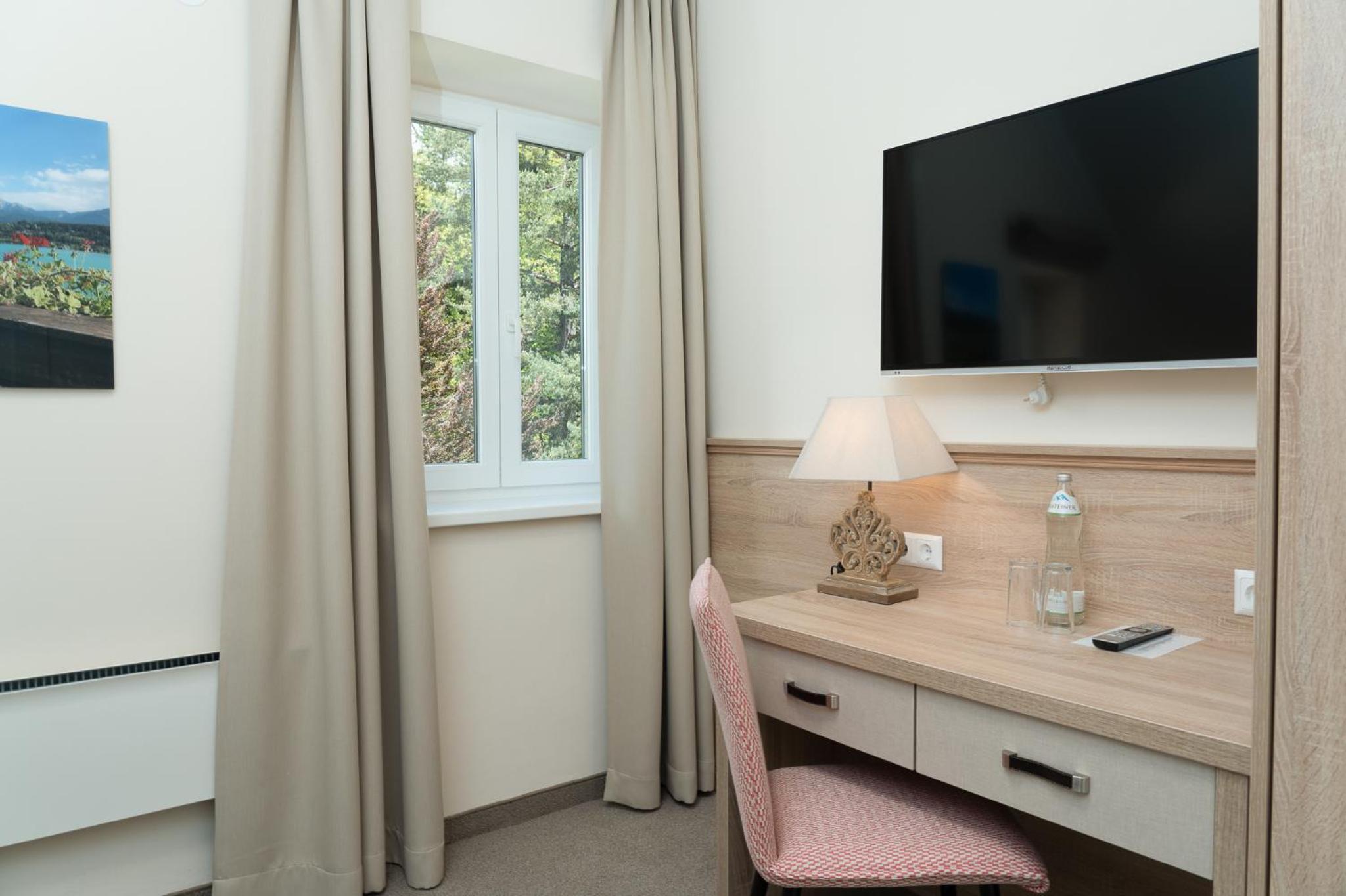 Superior Double Room with Lake View (without Balcony) - Photo 6