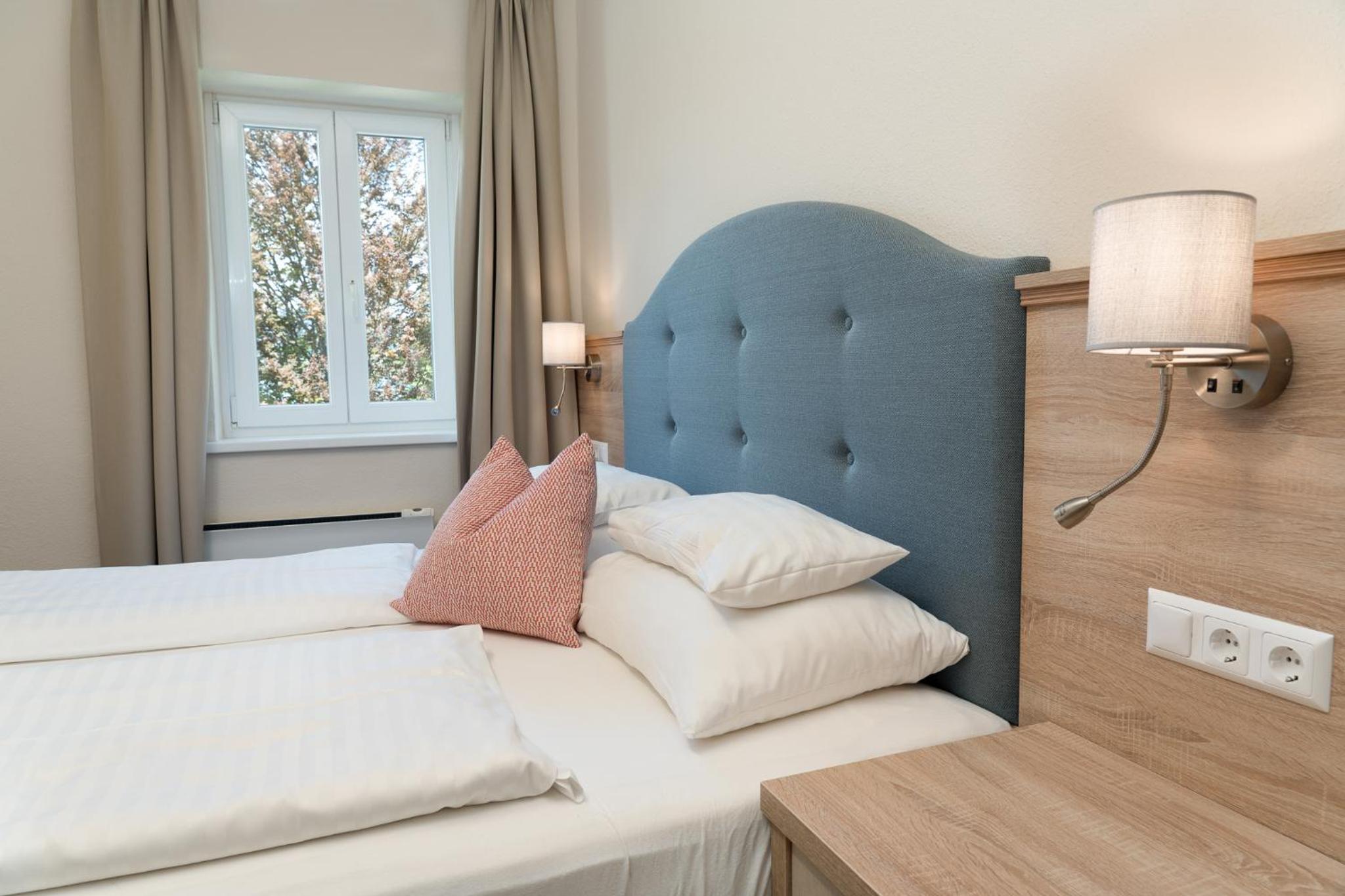 Superior Double Room with Lake View (without Balcony) - Photo 4