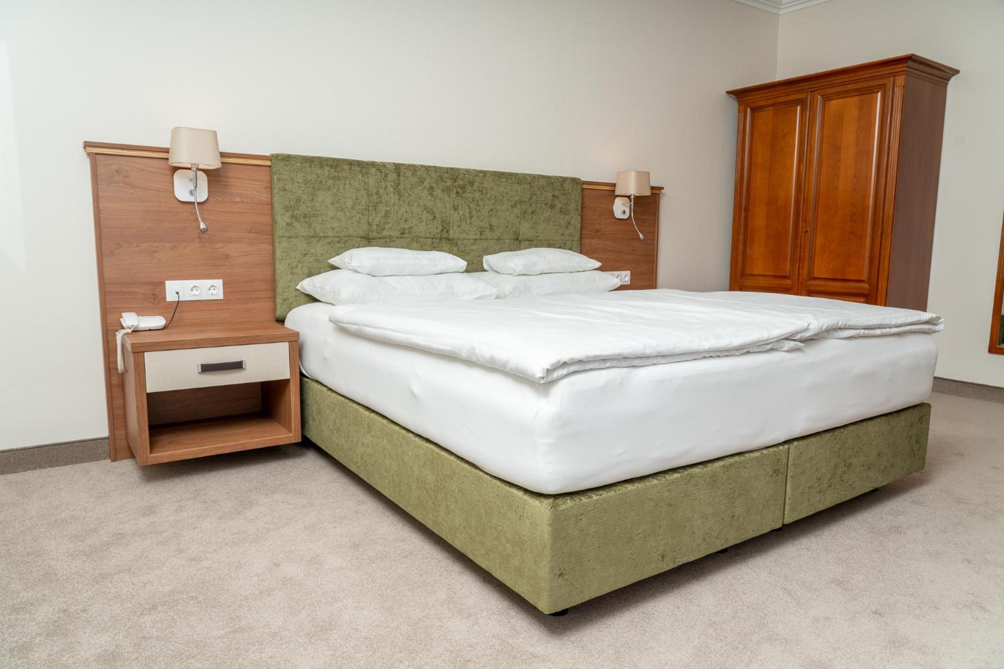 Junior Suite with Bath and Balcony - Photo 8