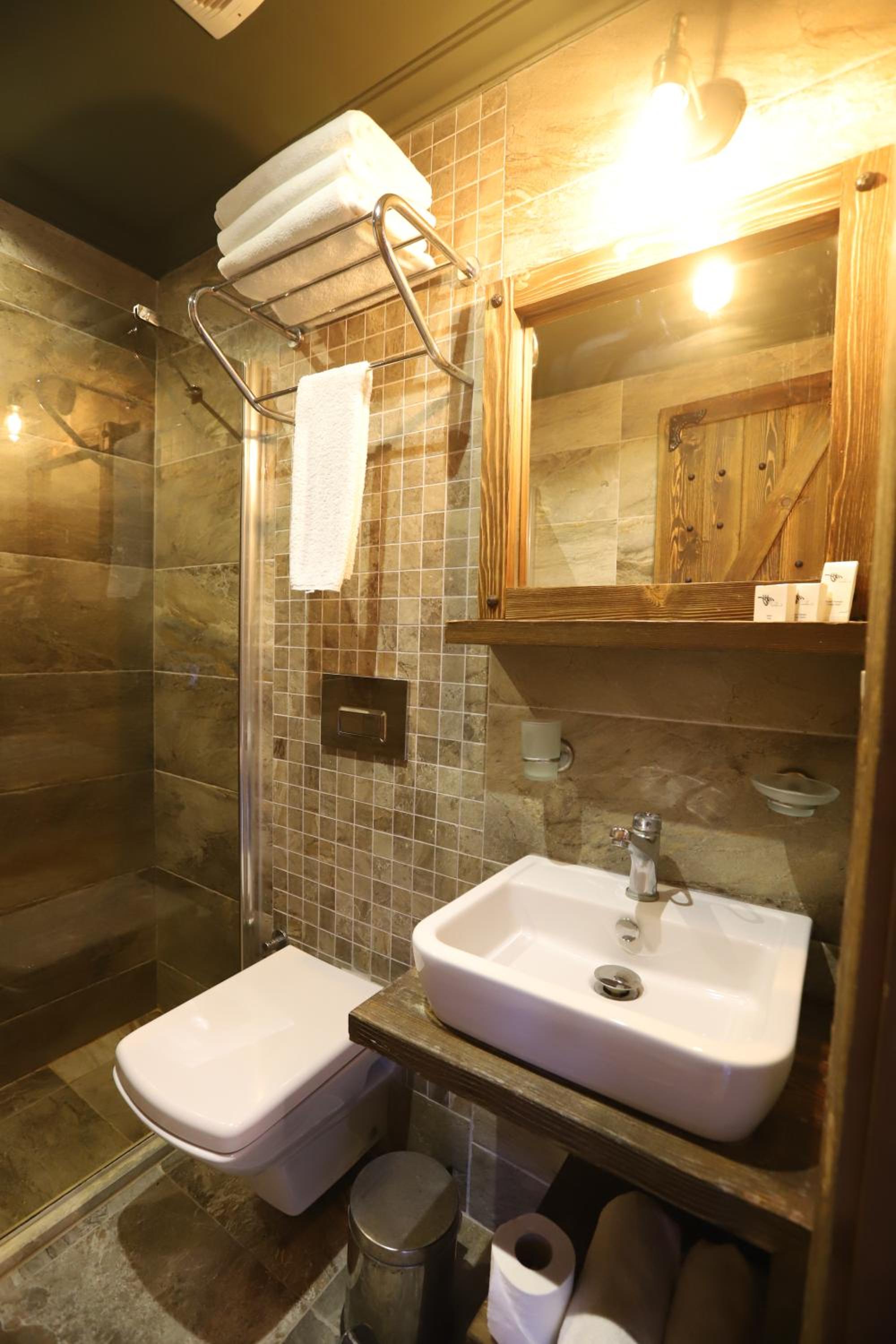 Deluxe Double or Twin Room with Balcony - Photo 18
