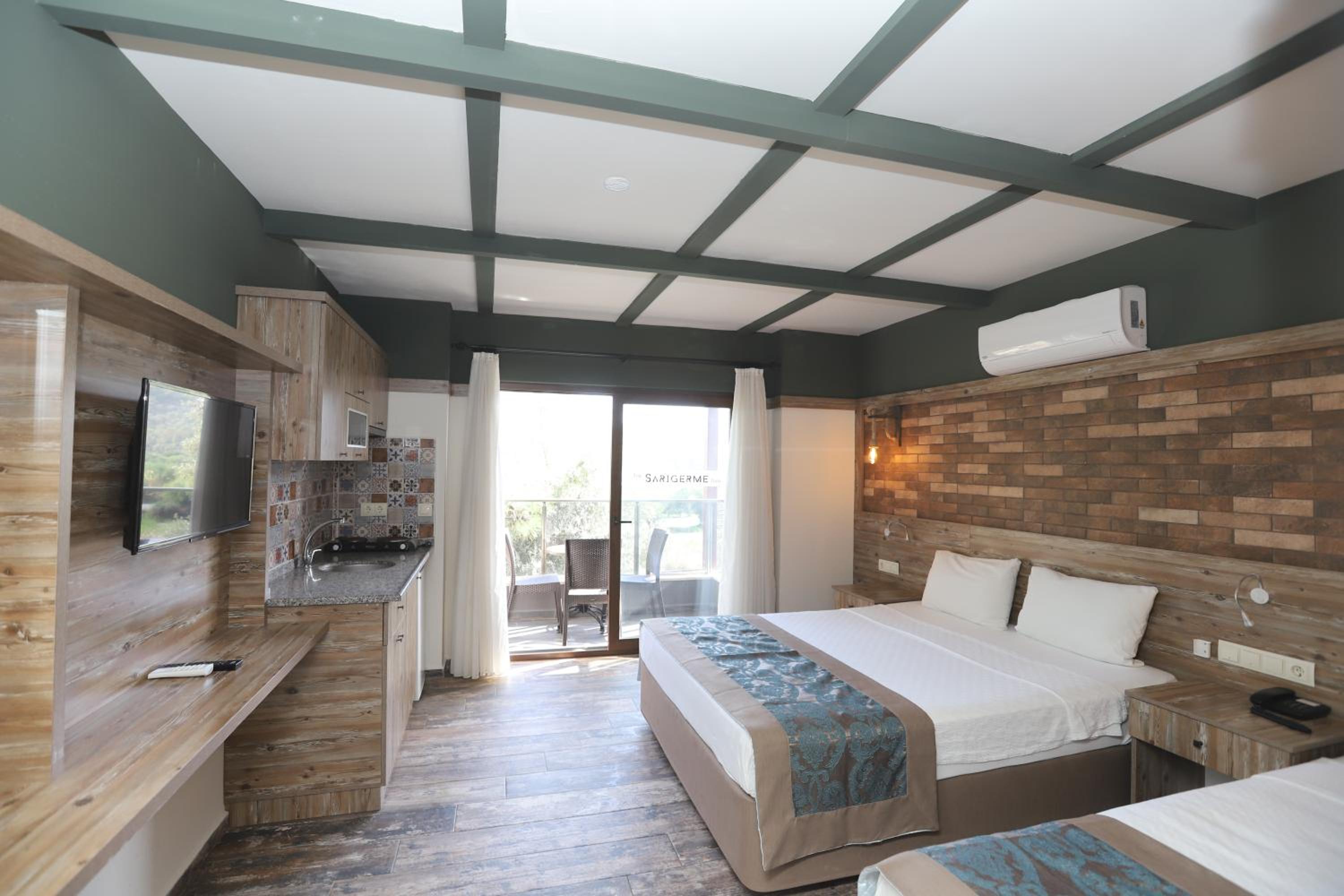 Deluxe Double or Twin Room with Balcony - Photo 1