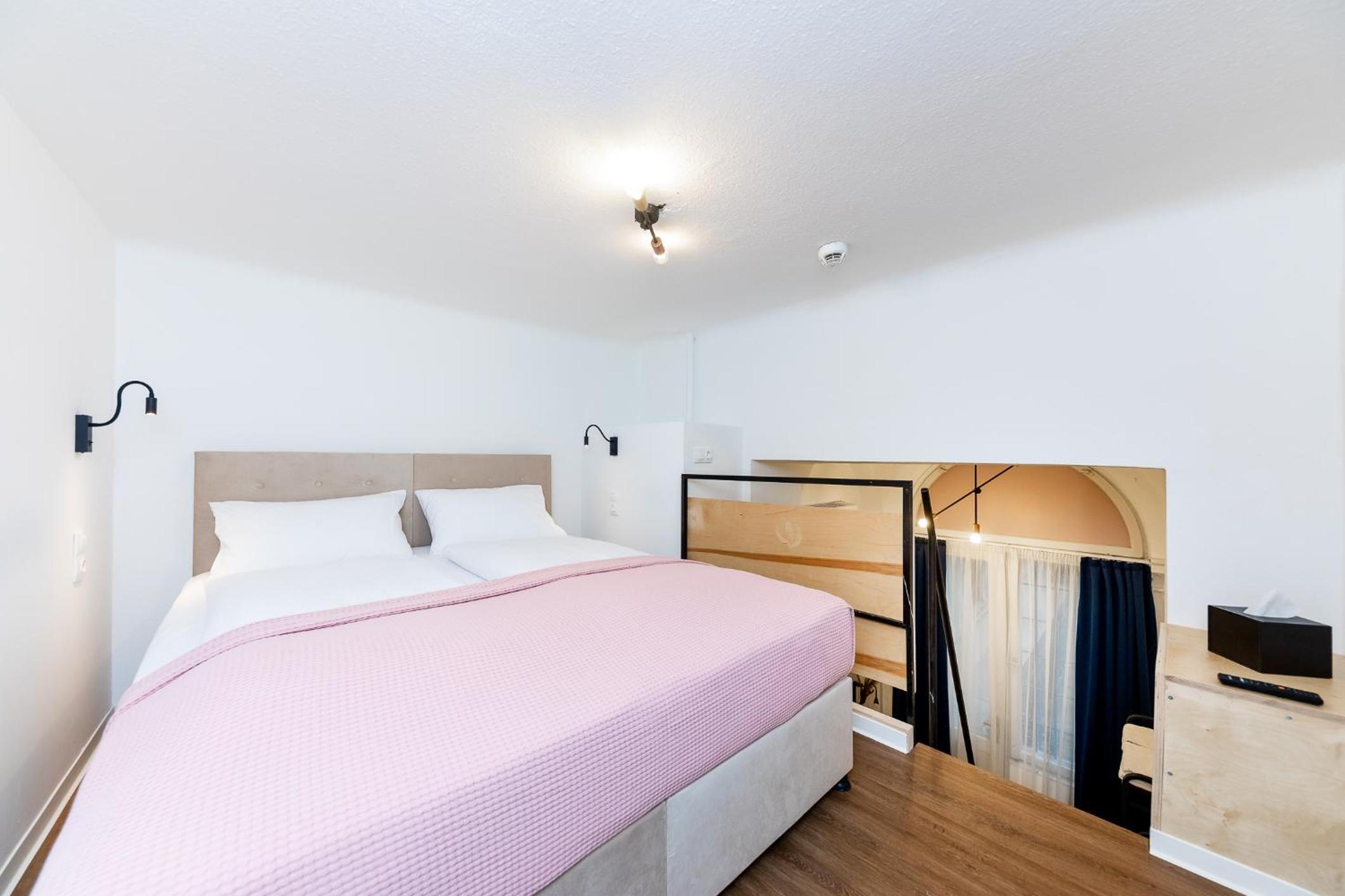 Small Double Room thumbnail 6