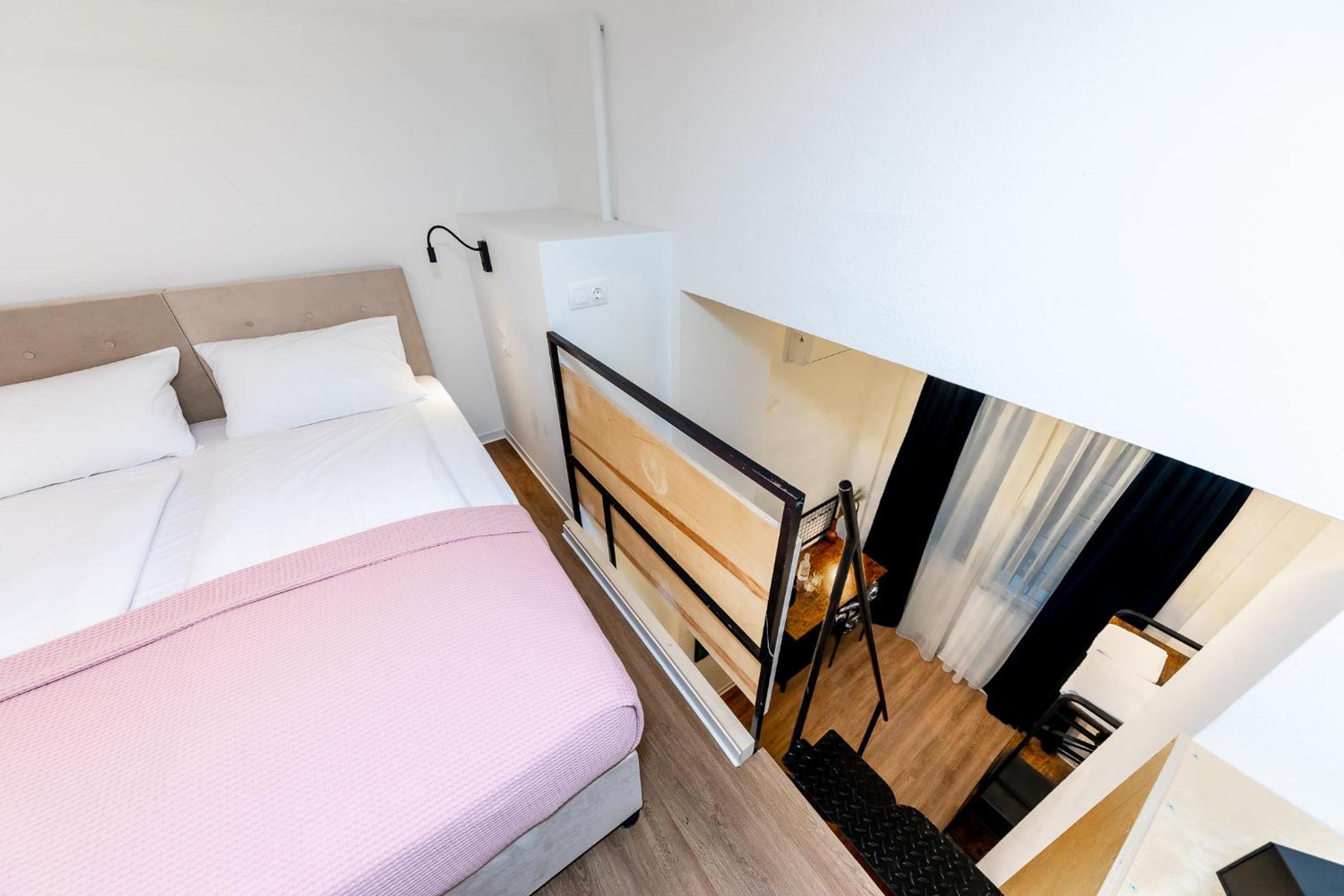 Small Double Room thumbnail 5