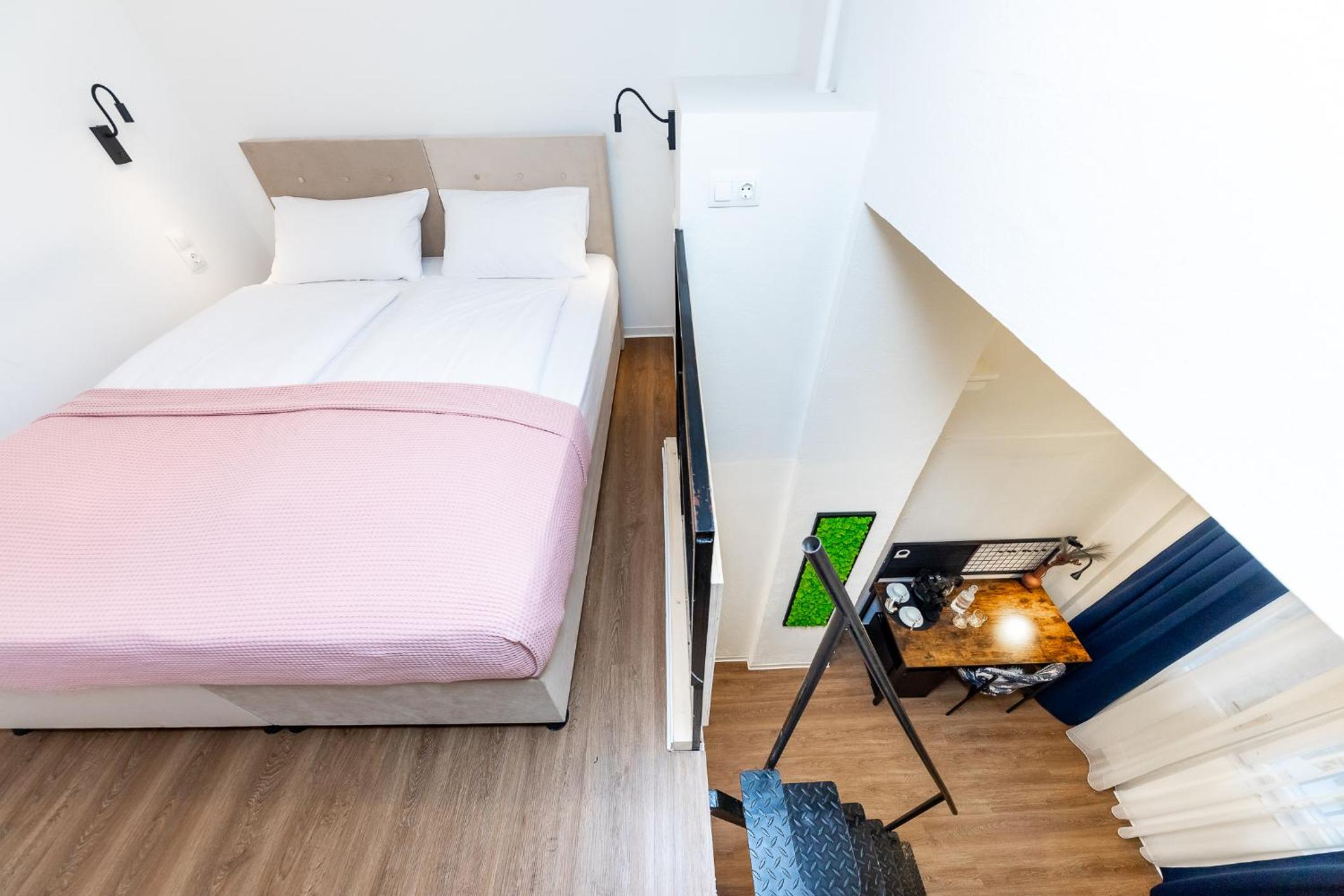 Small Double Room thumbnail 5