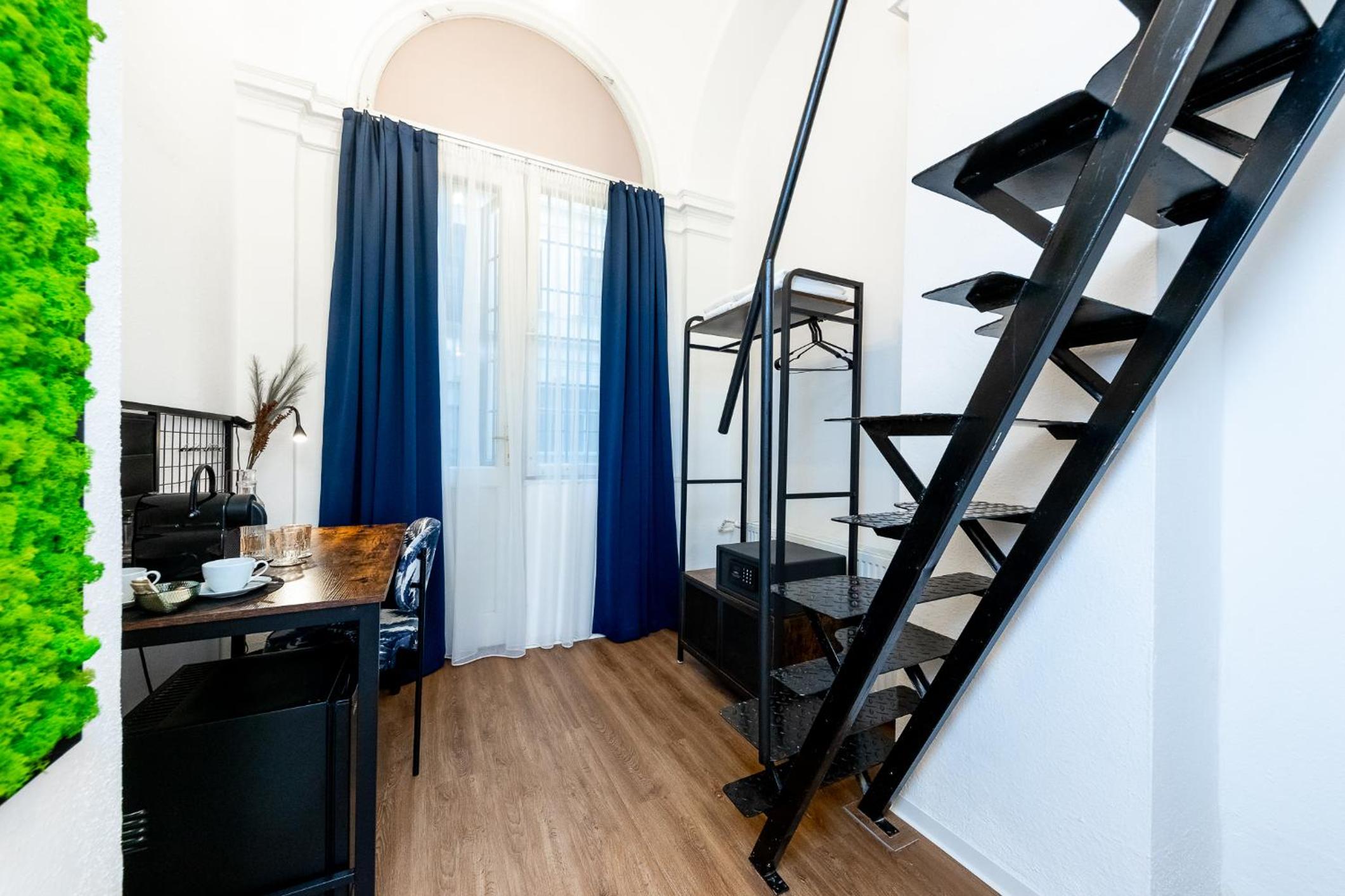 Small Double Room thumbnail 6