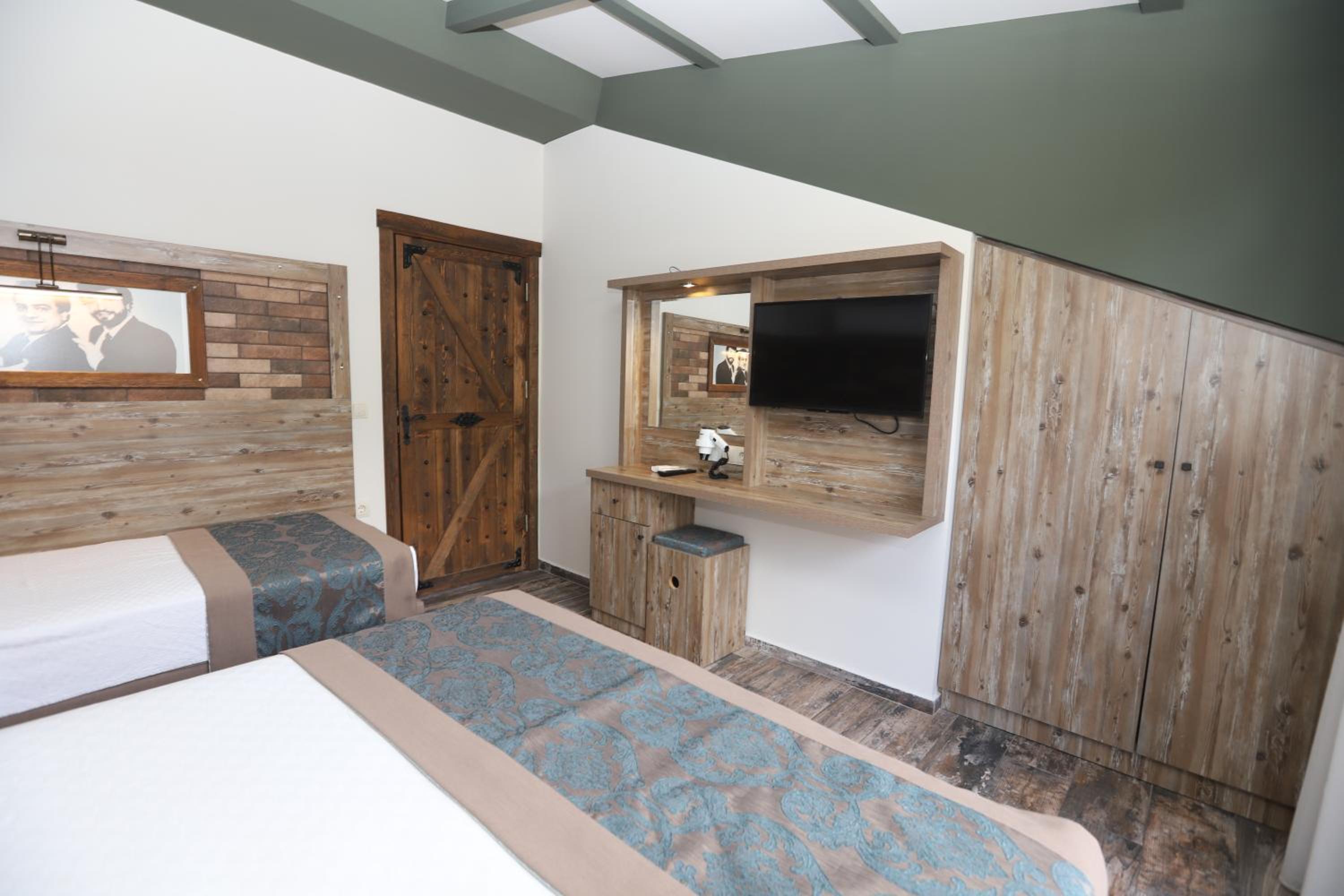 Junior Suite with Pool View - Photo 4