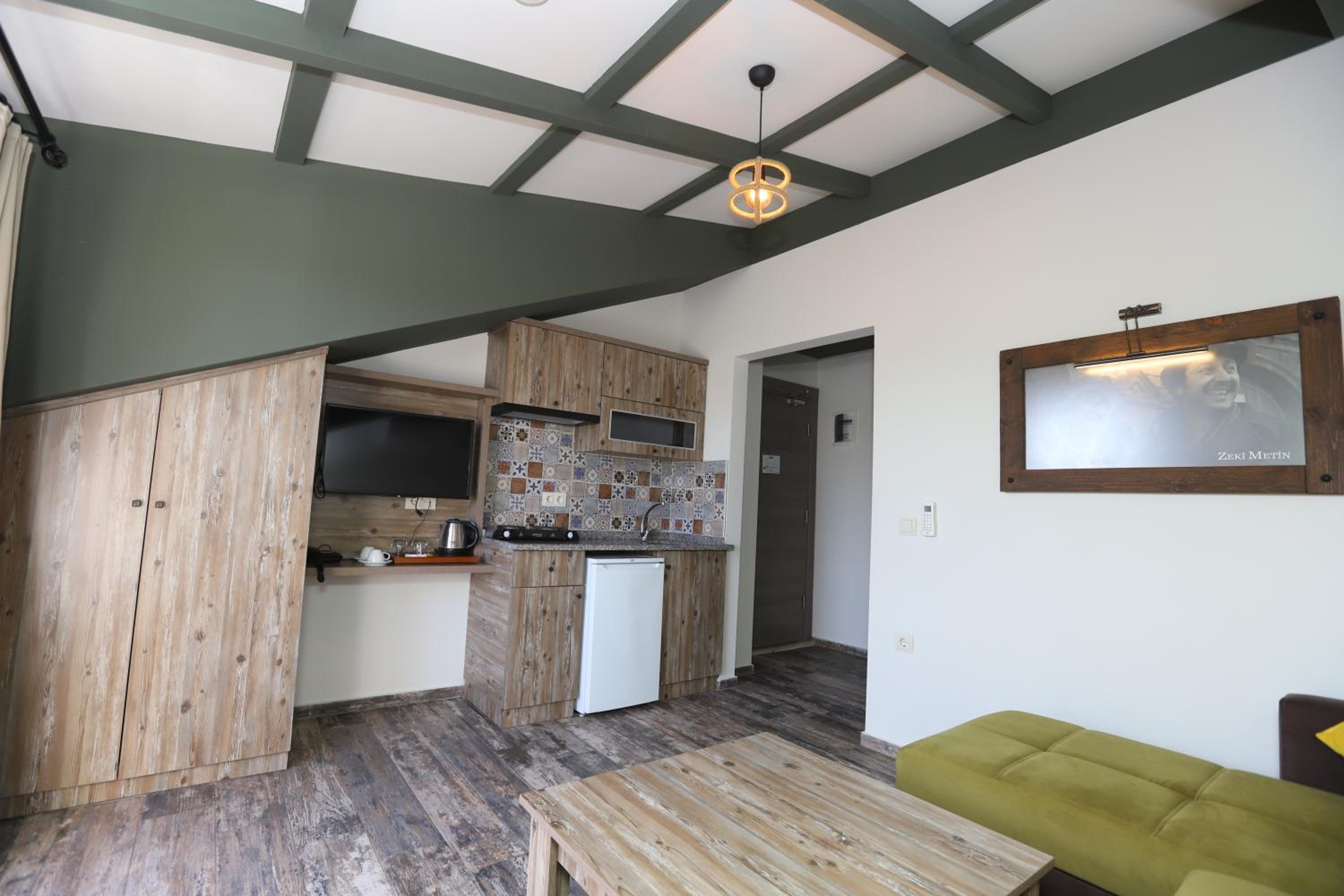 Junior Suite with Pool View - Photo 3