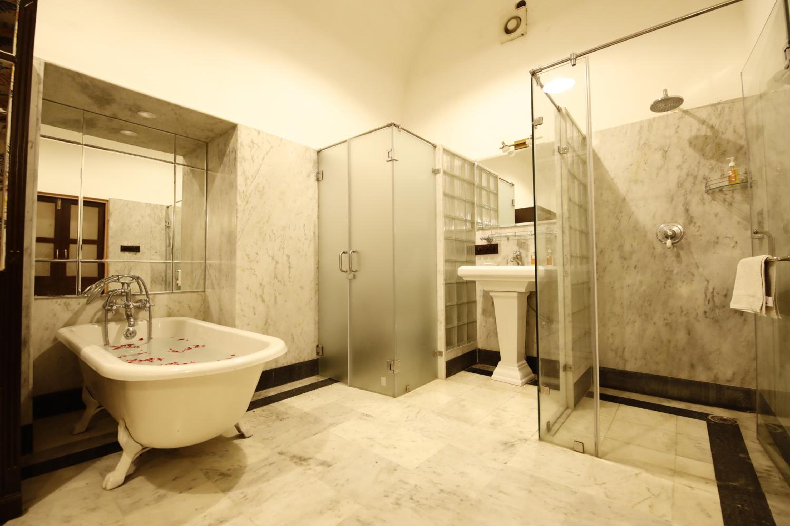 Deluxe Suite- Free early check in by 3 hours (subject to room availability),Complimentary welcome drink,10% discount on Food    photo 3