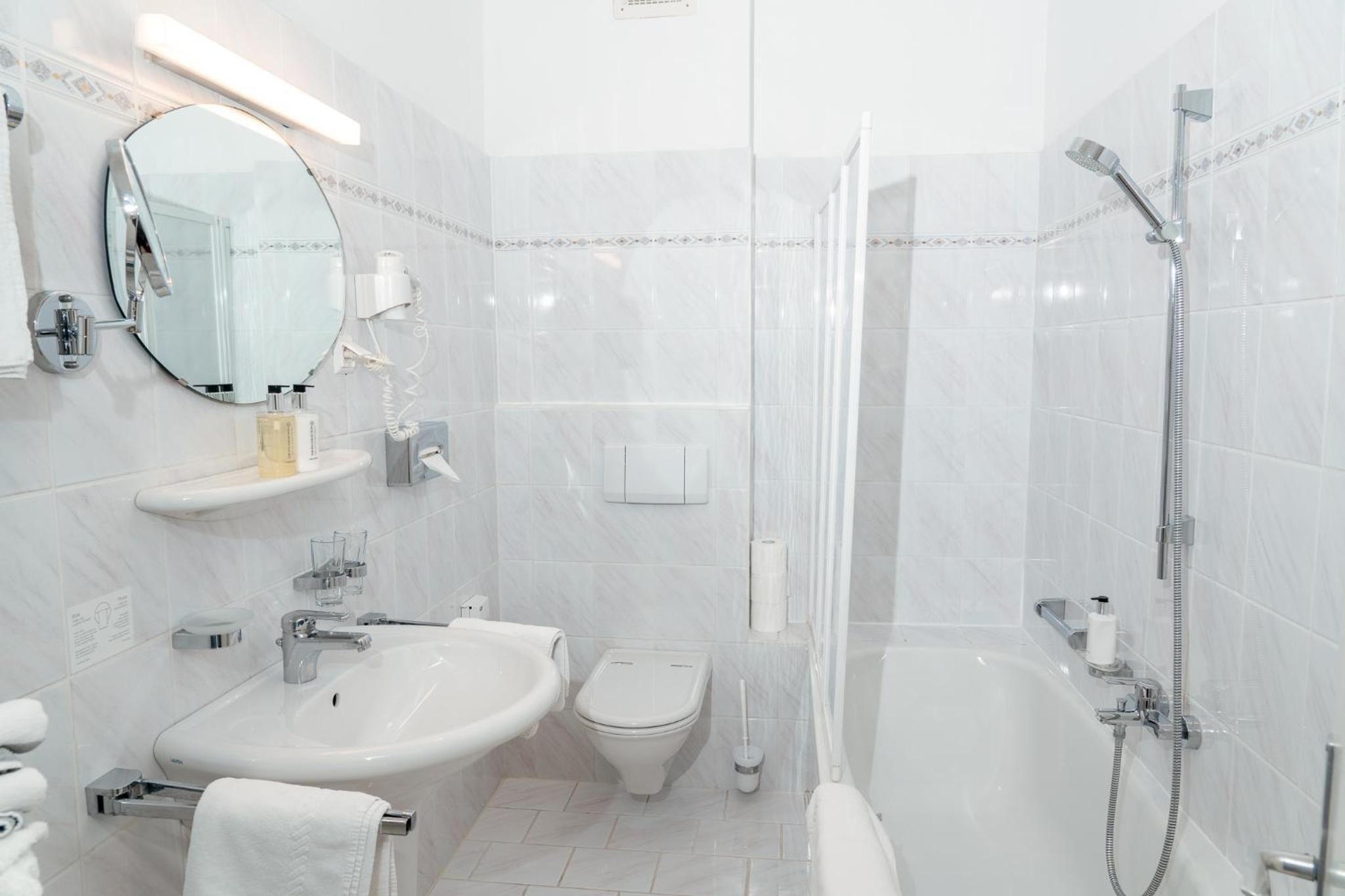 Superior Double Room with Balcony - Photo 8