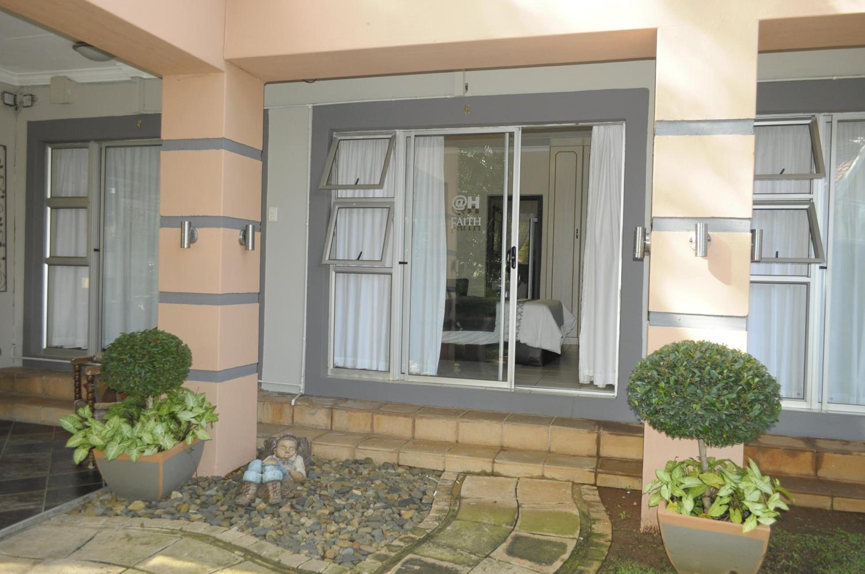 Single Room photo 2