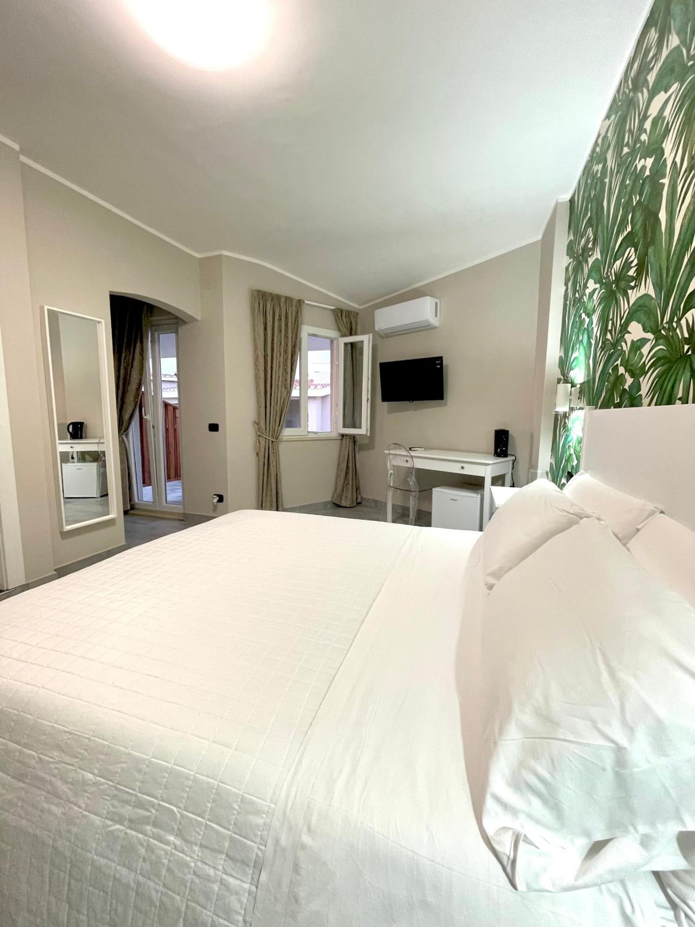Double Room with Balcony and Partial Sea View
