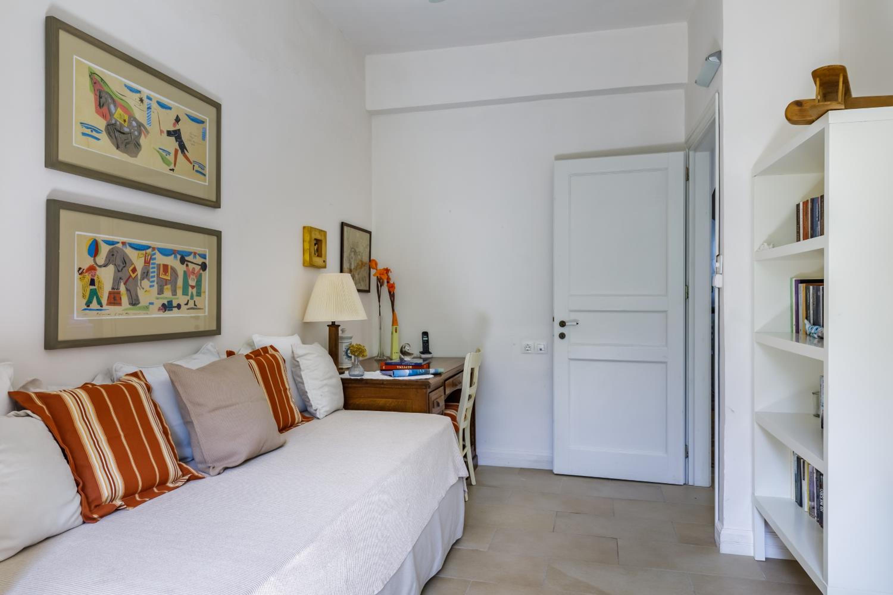 The House - Photo 26