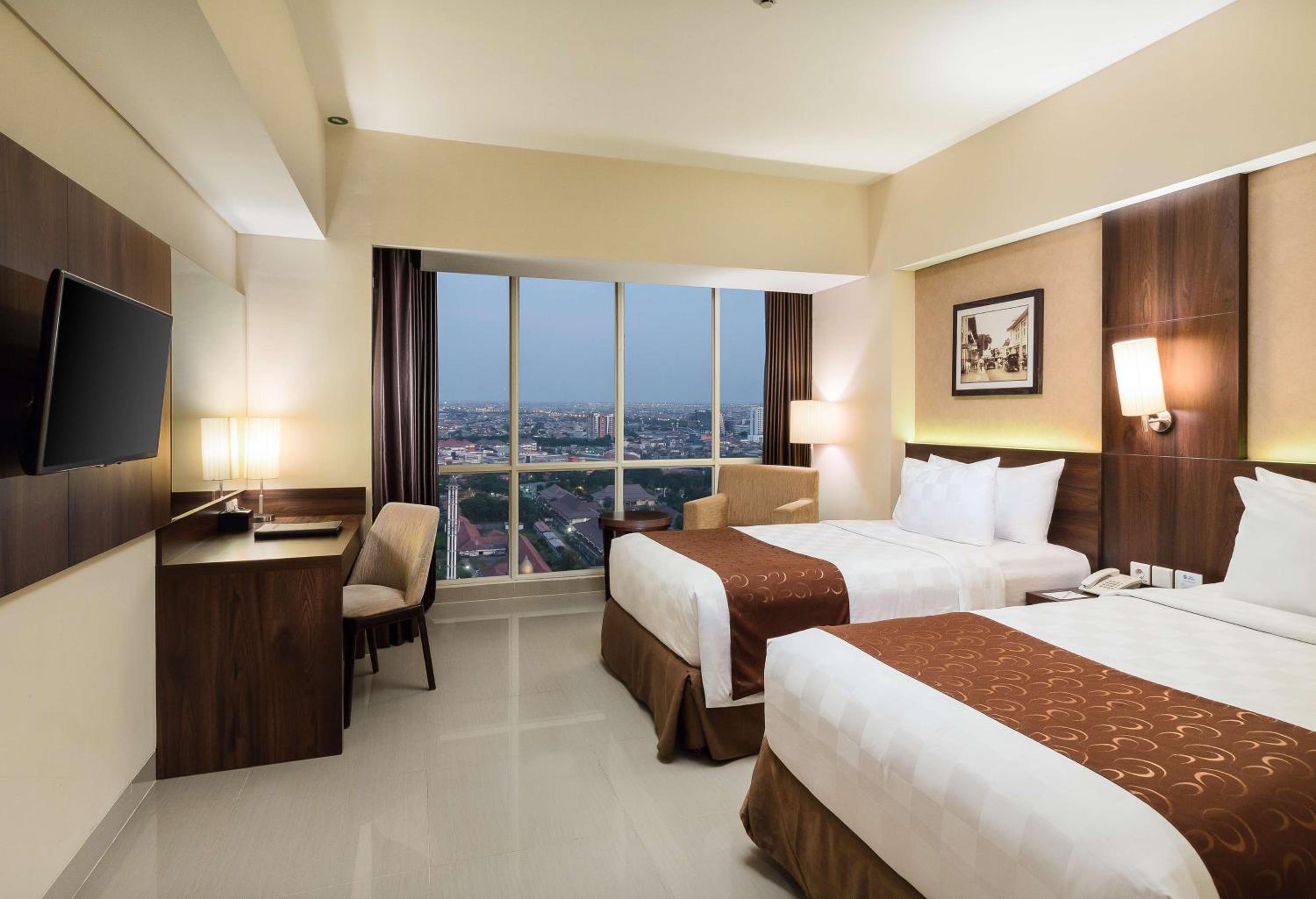 Deluxe Twin Room with City View and Shower - Non-Smoking photo 3